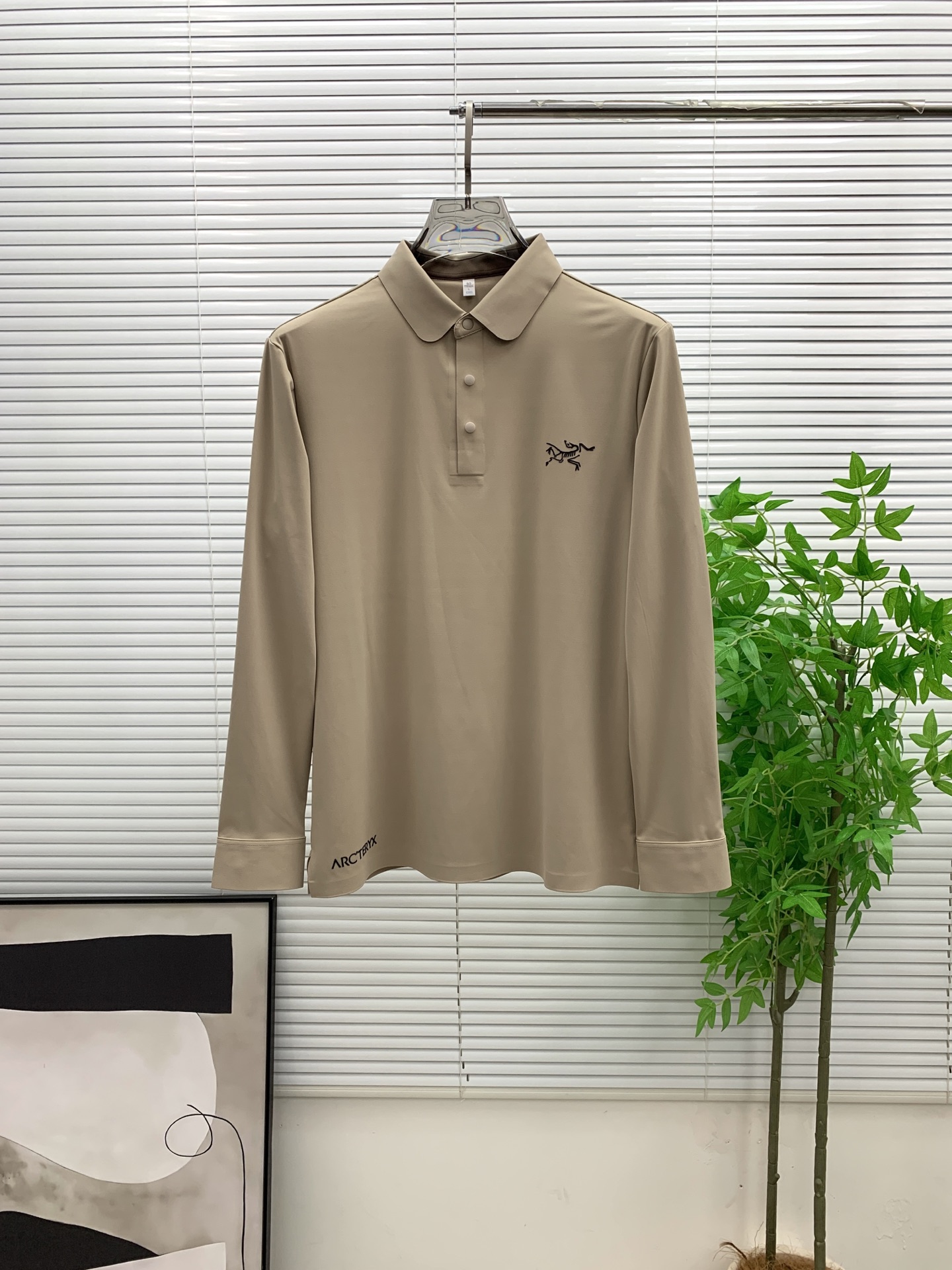 P195💰始祖鸟秋冬25SS【新品】新款长袖翻领T恤polo，最高版本客供定制高端朱地面料简单时尚款，拼色螺纹超级好看！经典logo简单大方的款式！满满的高级感，四季可穿。简欧风格💎官网在售码数：M-3XL！