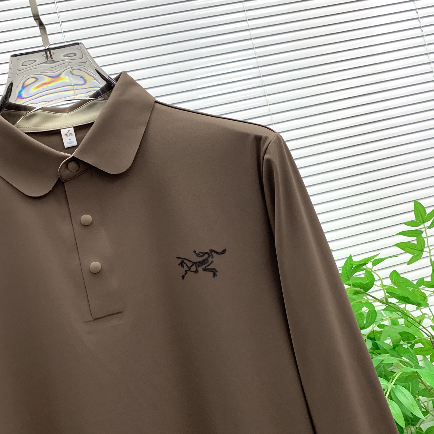 P195💰始祖鸟秋冬25SS【新品】新款长袖翻领T恤polo，最高版本客供定制高端朱地面料简单时尚款，拼色螺纹超级好看！经典logo简单大方的款式！满满的高级感，四季可穿。简欧风格💎官网在售码数：M-3XL！