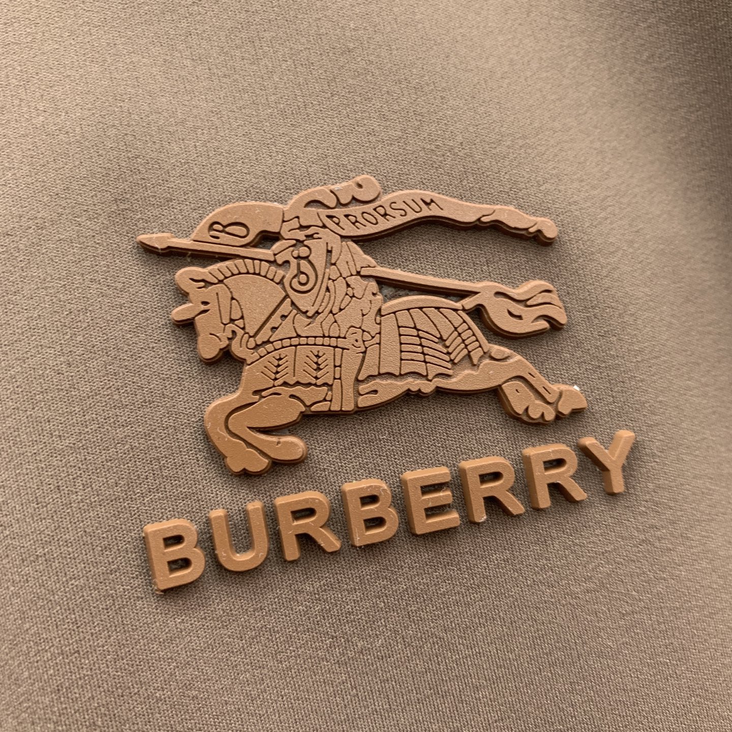 P195💰巴宝莉秋冬25SS【新品】新款长袖翻领T恤polo，最高版本客供定制高端朱地面料简单时尚款，拼色螺纹超级好看！经典logo简单大方的款式！满满的高级感，四季可穿。简欧风格💎官网在售码数：M-3XL！
