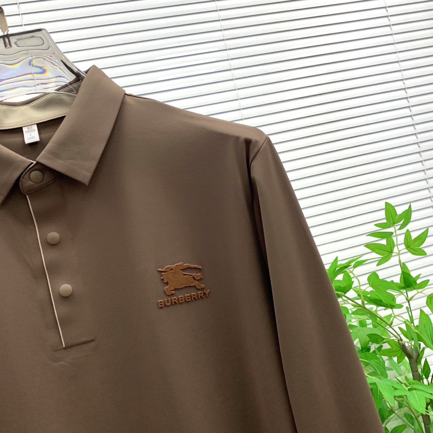 P195💰巴宝莉秋冬25SS【新品】新款长袖翻领T恤polo，最高版本客供定制高端朱地面料简单时尚款，拼色螺纹超级好看！经典logo简单大方的款式！满满的高级感，四季可穿。简欧风格💎官网在售码数：M-3XL！