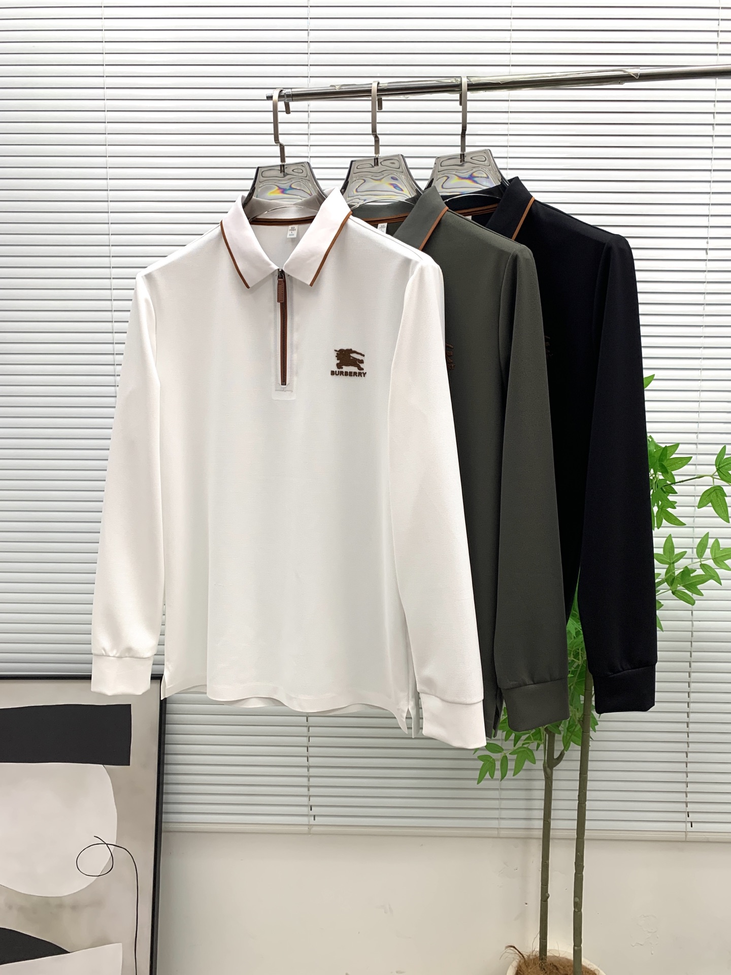 NO:572986,Burberry Autumn and Winter 25SS [New Product] New long-sleeved lapel T-shirt polo, the highest version can be customized with high-end jade fabric, simple and fashionable style, the color-blocked threads are super beautiful!  Simple and elegant style with classic logo!  Full of high-end sense, can be worn in all seasons. Simple European style official website is selling sizes M-3XL, burberry, tees, t-shirt, alexander wang19860909巴宝莉秋冬25SS【新品】新款长袖翻领T恤polo,最高版本客供定制高端朱地面料简单时尚款,拼色螺纹超级好看！经典logo简单大方的款式！满满的高级感,四季可穿.简欧风格官网在售码数M-3XL,,burberry,tees，t-shirt,alexander wang,Men's clothing