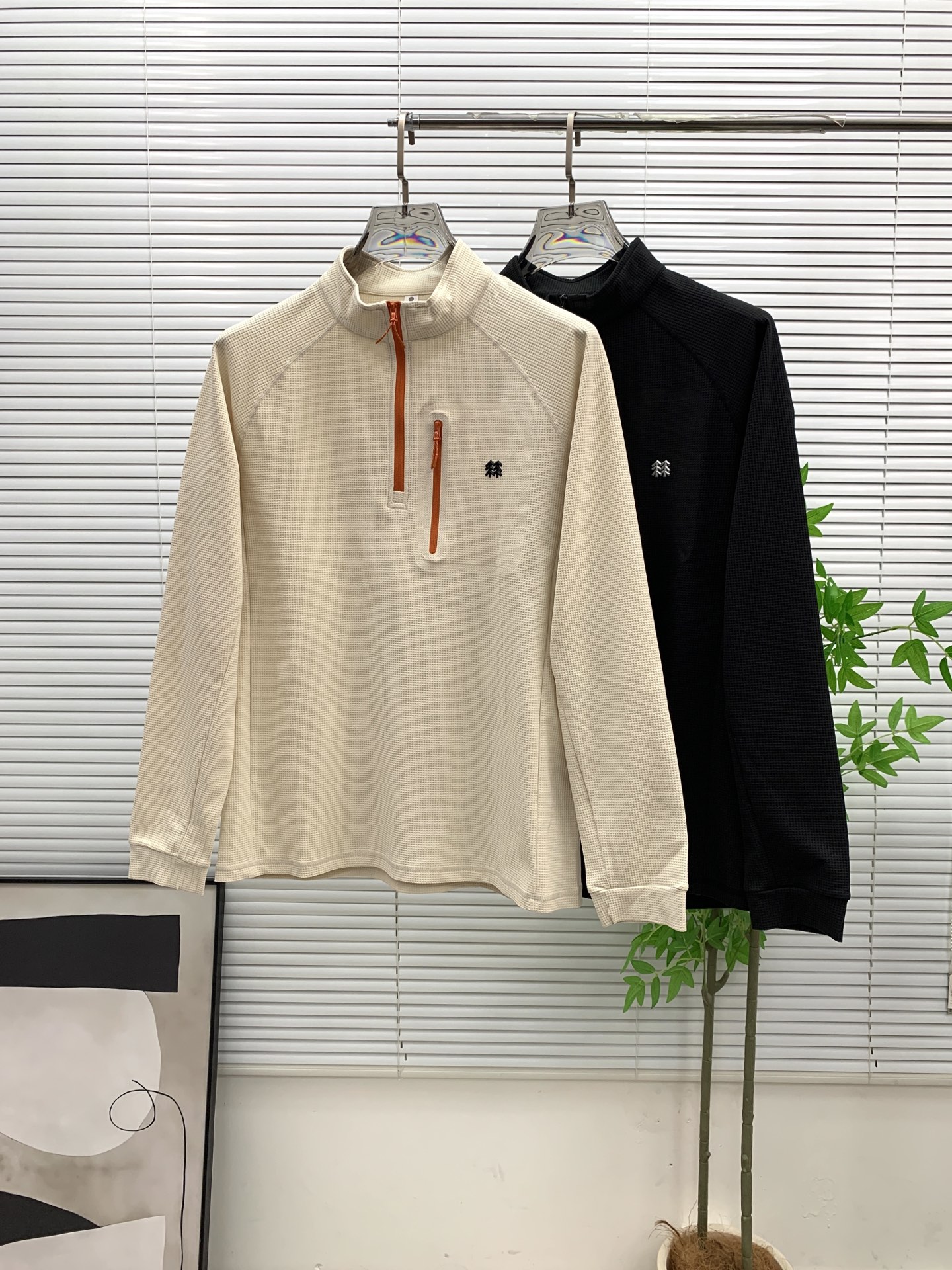 NO:572994,Kelong Autumn and Winter 25SS [New Product] New long-sleeved lapel T-shirt polo, the highest version available for customization of high-end rhubarb fabric, simple and fashionable style, color-blocked threads are super good-looking!  Simple and elegant style with classic logo!  Full of high-end sense, can be worn in all seasons. Simple European style official website is selling sizes M-3XL, tees, t-shirts, alexander wang19860909可隆秋冬25SS【新品】新款长袖翻领T恤polo,最高版本客供定制高端朱地面料简单时尚款,拼色螺纹超级好看！经典logo简单大方的款式！满满的高级感,四季可穿.简欧风格官网在售码数M-3XL,,tees，t-shirt,alexander wang,Men's clothing