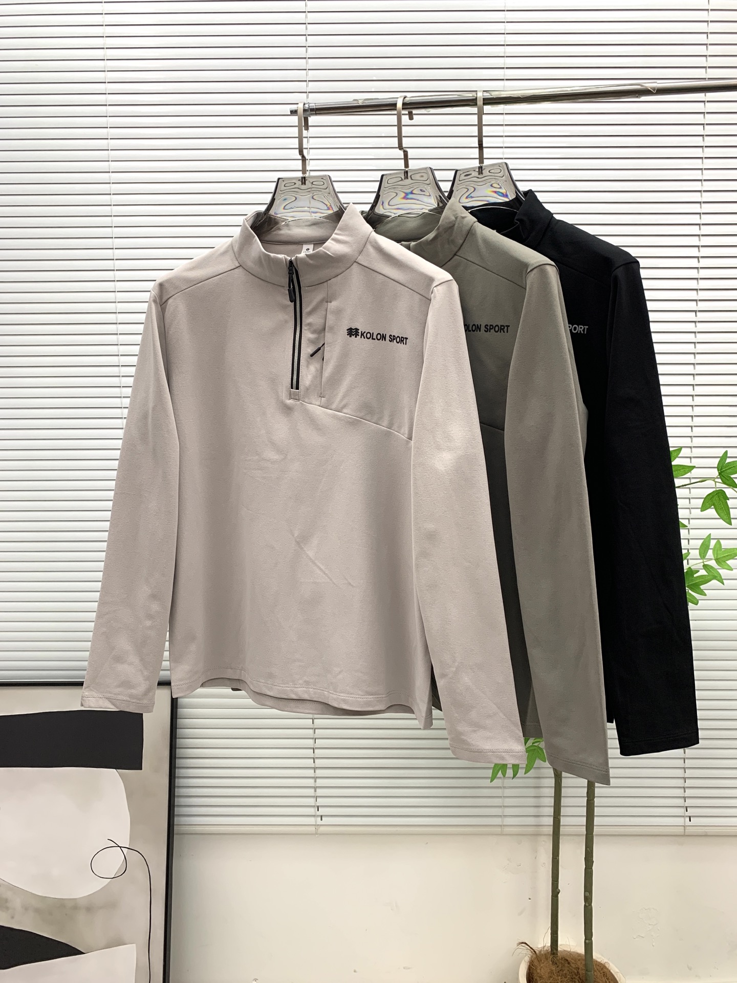 NO:572996,Kelong Autumn and Winter 25SS [New Product] New long-sleeved round neck T-shirt, the highest version, custom-made high-end vermilion fabric, simple and fashionable style, color-blocked threads are super beautiful!  Simple and elegant style with classic logo!  Full of high-end sense, can be worn in all seasons. Simple European style official website is selling sizes M-3XL, tees, t-shirts, alexander wang19860909可隆秋冬25SS【新品】新款长袖圆领T恤、最高版本客供定制高端朱地面料简单时尚款,拼色螺纹超级好看！经典logo简单大方的款式！满满的高级感,四季可穿.简欧风格官网在售码数M-3XL,,tees，t-shirt,alexander wang,Men's clothing