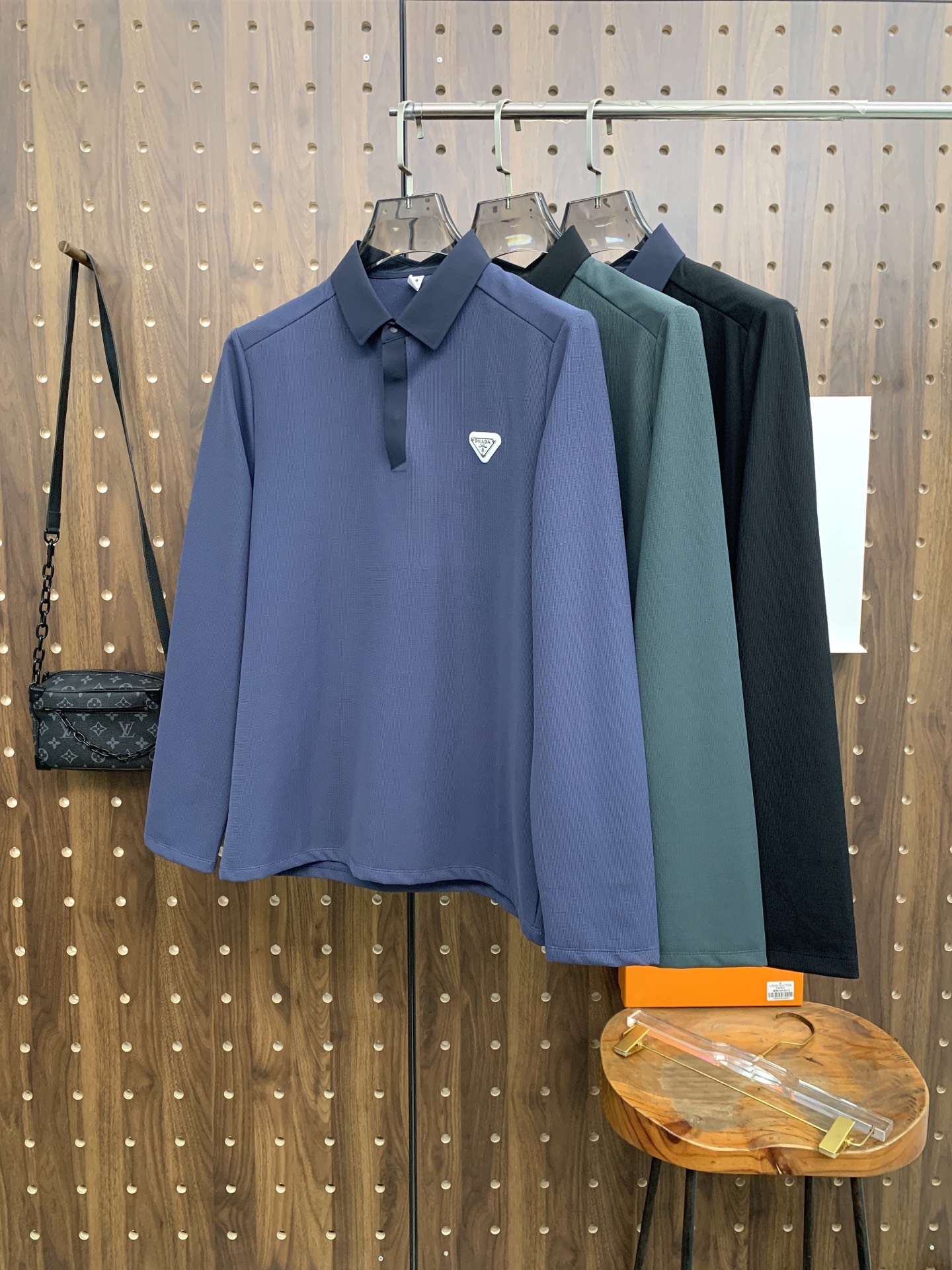 NO:599187,Prada Autumn and Winter 25SS [New Product] New long-sleeved lapel T-shirt polo, the highest version available for customization of high-end rhubarb fabric, simple and fashionable style, color-blocked threads are super beautiful!  Simple and elegant style with classic logo!  Full of high-end sense, can be worn in all seasons. Simple European style official website is selling sizes M-3XL, prada, tees, t-shirt, alexander wang19860909普拉达秋冬25SS【新品】新款长袖翻领T恤polo,最高版本客供定制高端朱地面料简单时尚款,拼色螺纹超级好看！经典logo简单大方的款式！满满的高级感,四季可穿.简欧风格官网在售码数M-3XL,,prada,tees，t-shirt,alexander wang,Men's clothing