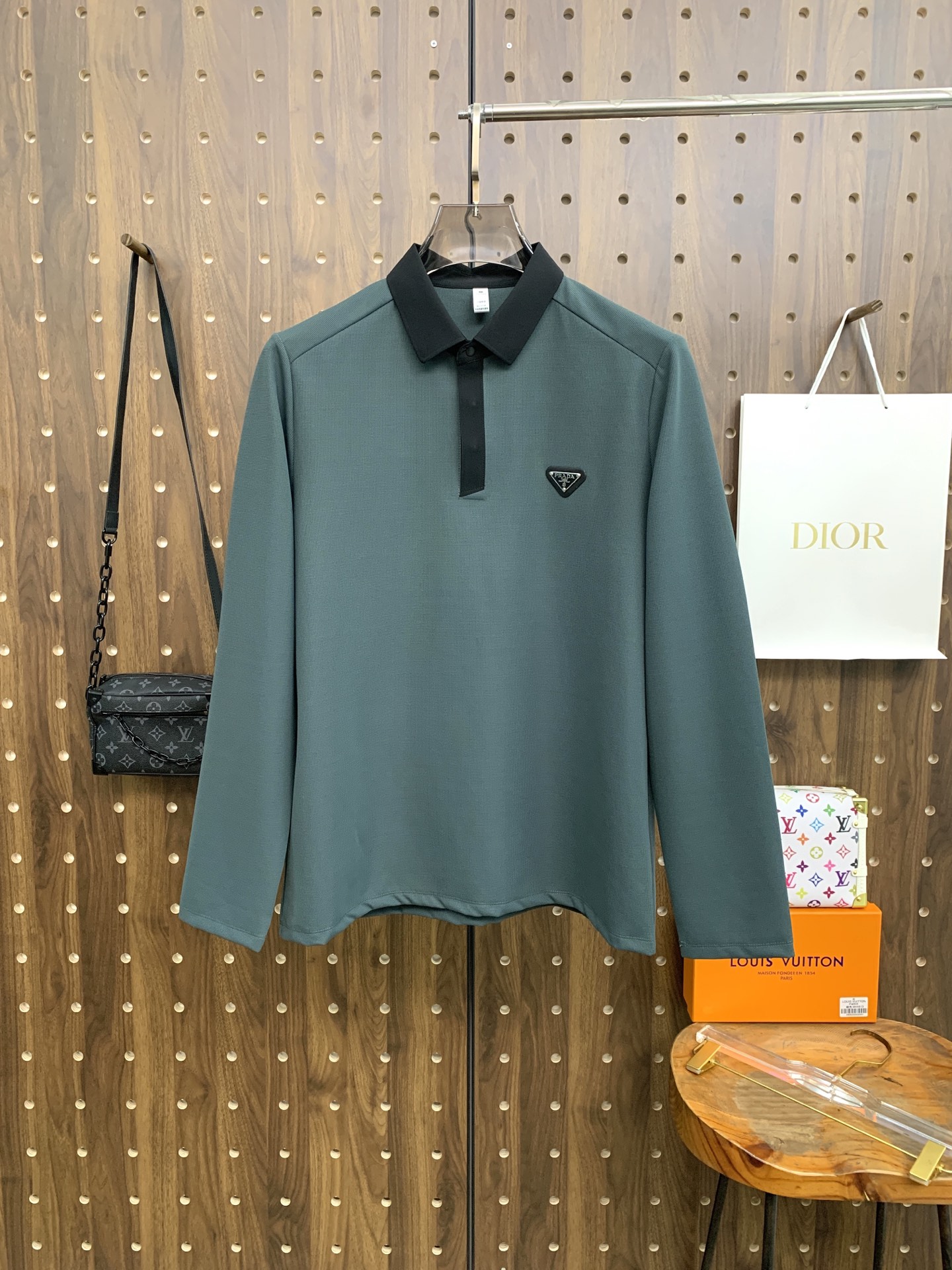 🌾P普拉达秋冬25SS【新品】新款长袖翻领T恤Polo，最高版本客供定制高端朱地面料简单时尚款，拼色螺纹