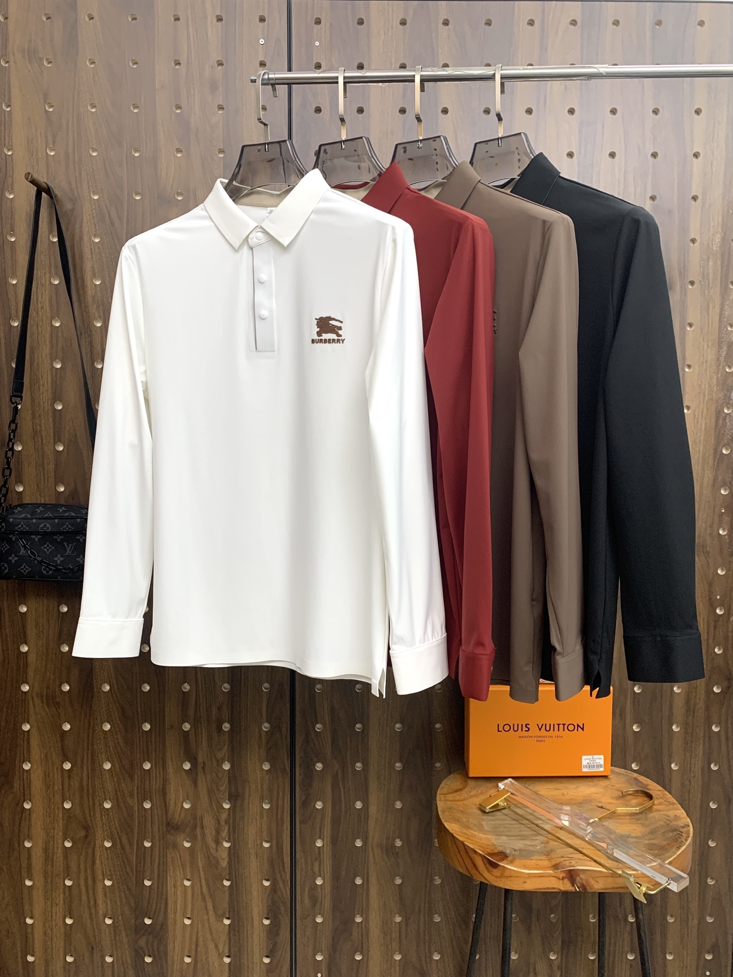 NO:599191,Burberry Autumn and Winter 25SS [New Product] New long-sleeved lapel T-shirt polo, the highest version can be customized with high-end jade fabric, simple and fashionable style, the color-blocked threads are super beautiful!  Simple and elegant style with classic logo!  Full of high-end sense, can be worn in all seasons. Simple European style official website is selling sizes M-3XL, burberry, tees, t-shirt, alexander wang19860909巴宝莉秋冬25SS【新品】新款长袖翻领T恤polo,最高版本客供定制高端朱地面料简单时尚款,拼色螺纹超级好看！经典logo简单大方的款式！满满的高级感,四季可穿.简欧风格官网在售码数M-3XL,,burberry,tees，t-shirt,alexander wang,Men's clothing