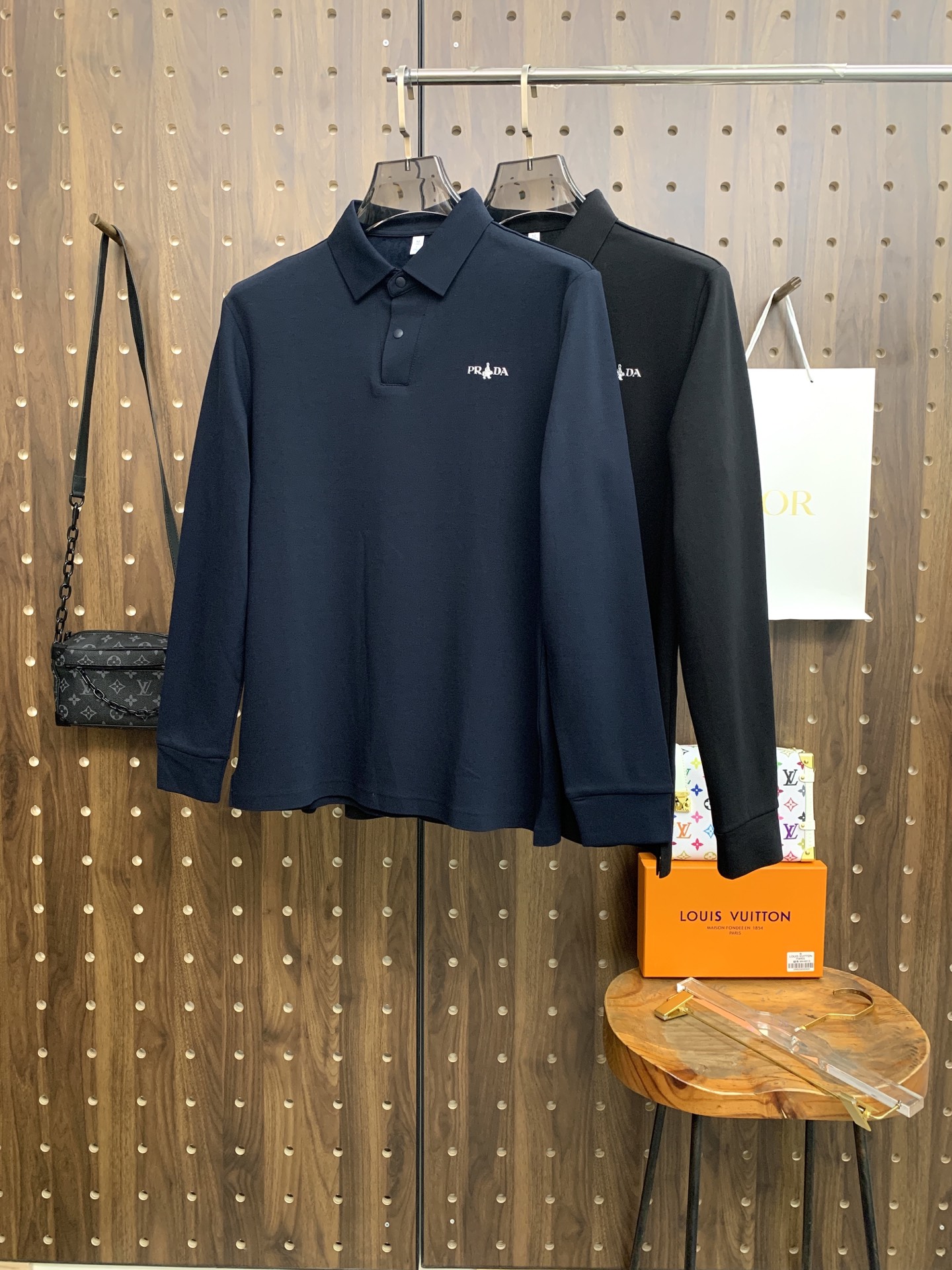 🌾P普拉达秋冬25SS【新品】新款长袖翻领T恤Polo，最高版本客供定制高端朱地面料简单时尚款，拼色螺纹