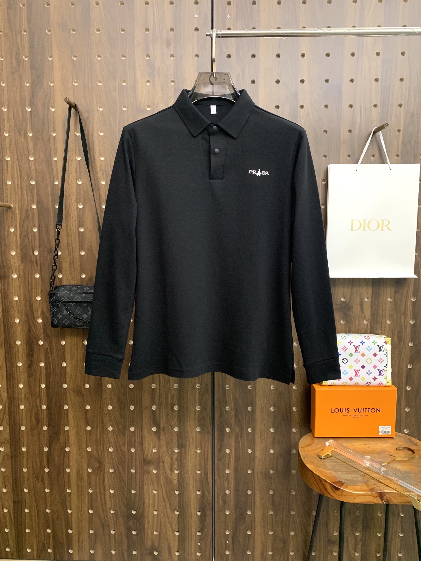 🌾P普拉达秋冬25SS【新品】新款长袖翻领T恤Polo，最高版本客供定制高端朱地面料简单时尚款，拼色螺纹
