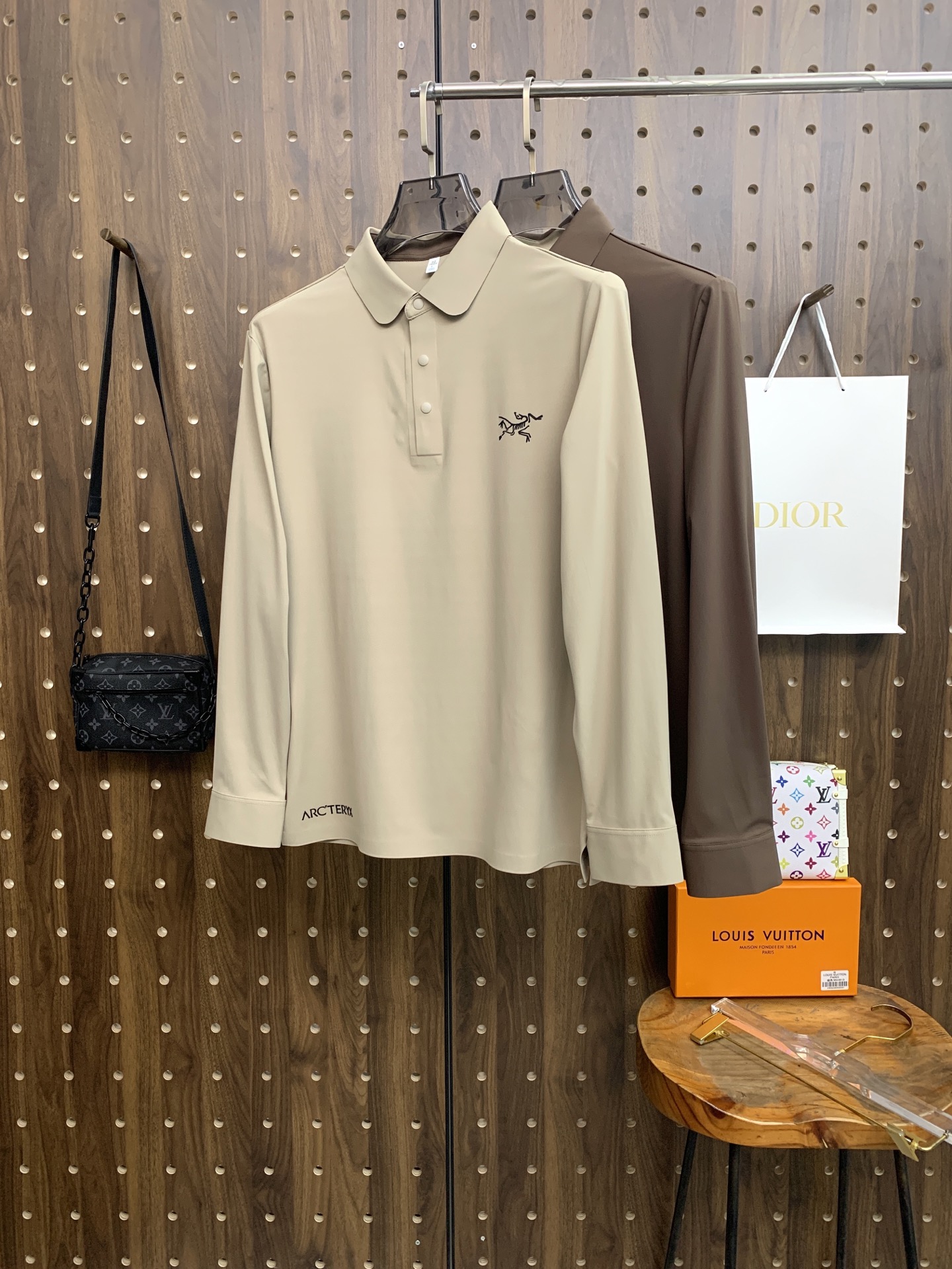 NO:599183,Arc'teryx Autumn and Winter 25SS [New Product] New long-sleeved lapel T-shirt polo, the highest version can be customized with high-end rhubarb fabric, simple and fashionable style, the color-blocked threads are super beautiful!  Simple and elegant style with classic logo!  Full of high-end feel, can be worn in all seasons. Simple European style official website is selling sizes M-3XL, arc'teryx, tees, t-shirt, alexander wang19860909始祖鸟秋冬25SS【新品】新款长袖翻领T恤polo,最高版本客供定制高端朱地面料简单时尚款,拼色螺纹超级好看！经典logo简单大方的款式！满满的高级感,四季可穿.简欧风格官网在售码数M-3XL,arc'teryx,tees，t-shirt,alexander wang,Men's clothing