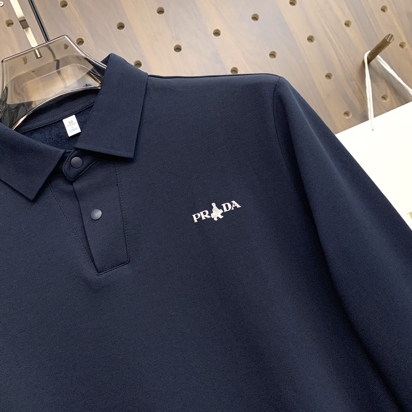 🌾P普拉达秋冬25SS【新品】新款长袖翻领T恤Polo，最高版本客供定制高端朱地面料简单时尚款，拼色螺纹