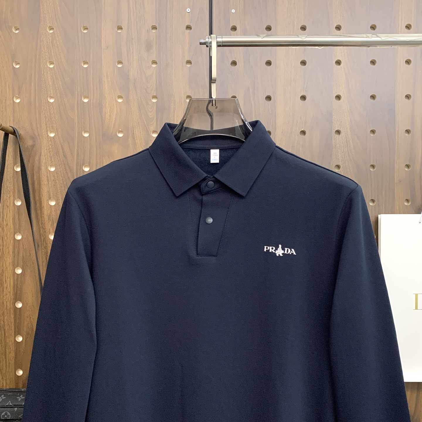 🌾P普拉达秋冬25SS【新品】新款长袖翻领T恤Polo，最高版本客供定制高端朱地面料简单时尚款，拼色螺纹