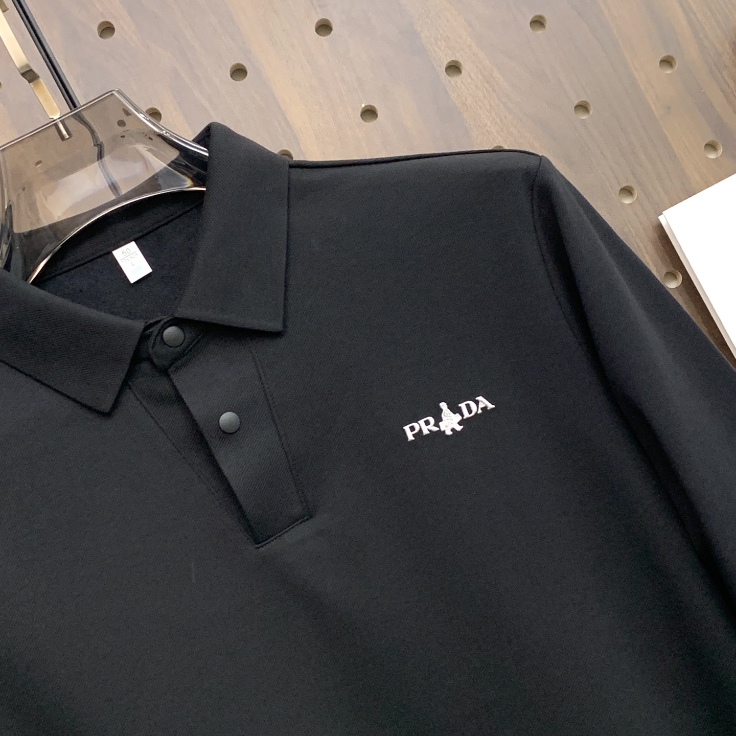 🌾P普拉达秋冬25SS【新品】新款长袖翻领T恤Polo，最高版本客供定制高端朱地面料简单时尚款，拼色螺纹