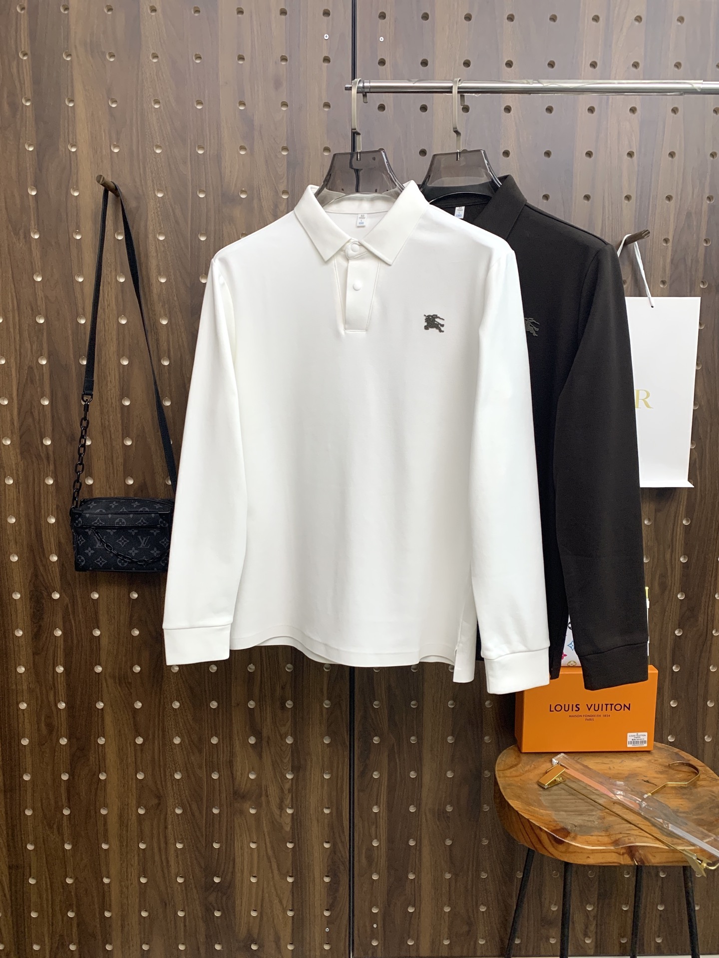 NO:598539,Burberry Autumn and Winter 25SS [New Product] New long-sleeved lapel T-shirt polo, the highest version can be customized with high-end jade fabric, simple and fashionable style, the color-blocked threads are super beautiful!  Simple and elegant style with classic logo!  Full of high-end sense, can be worn in all seasons. Simple European style official website is selling sizes M-3XL, burberry, tees, t-shirt, alexander wang19860909巴宝莉秋冬25SS【新品】新款长袖翻领T恤polo,最高版本客供定制高端朱地面料简单时尚款,拼色螺纹超级好看！经典logo简单大方的款式！满满的高级感,四季可穿.简欧风格官网在售码数M-3XL,,burberry,tees，t-shirt,alexander wang,Men's clothing