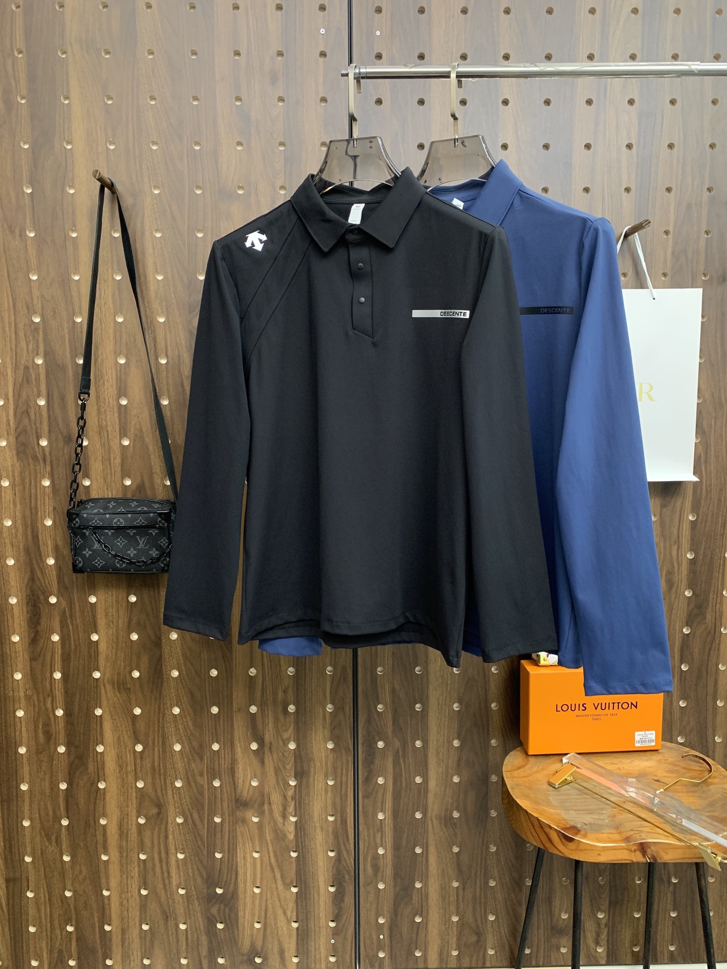 NO:598565,Descente Autumn and Winter 25SS [New Product] New long-sleeved lapel T-shirt polo, the highest version can be customized with high-end jade fabric, simple and fashionable style, the color-blocked threads are super good-looking!  Simple and elegant style with classic logo!  Full of high-end sense, can be worn in all seasons. Simple European style official website is selling sizes M-3XL, tees, t-shirts, alexander wang19860909迪桑特秋冬25SS【新品】新款长袖翻领T恤polo,最高版本客供定制高端朱地面料简单时尚款,拼色螺纹超级好看！经典logo简单大方的款式！满满的高级感,四季可穿.简欧风格官网在售码数M-3XL,,tees，t-shirt,alexander wang,Men's clothing