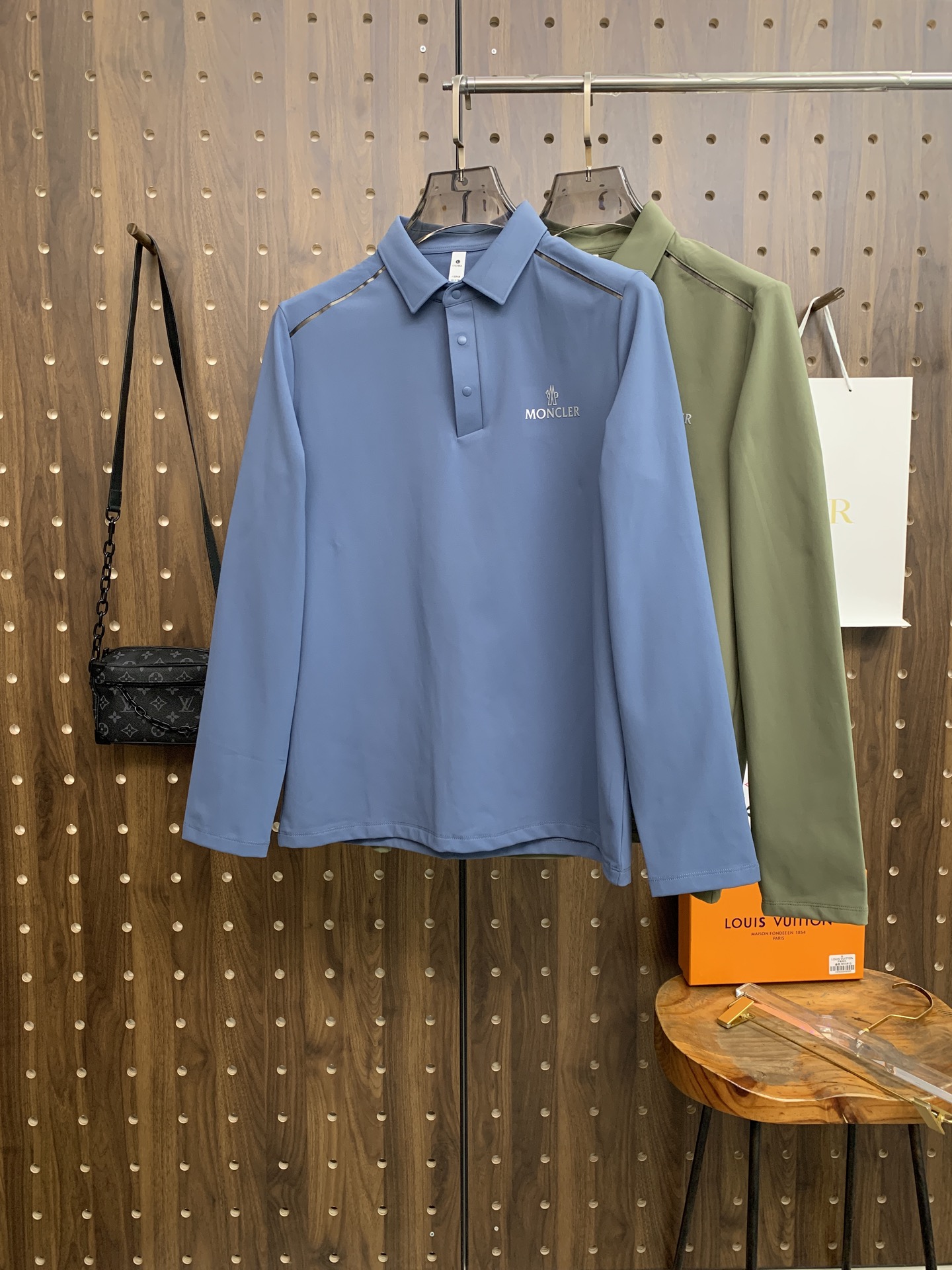 NO:598562,Meng Mou Autumn and Winter 25SS [New Product] New long-sleeved lapel T-shirt polo, the highest version can be customized with high-end rhubarb fabric, simple and fashionable style, the color-blocked threads are super beautiful!  Simple and elegant style with classic logo!  Full of high-end sense, can be worn in all seasons. Simple European style official website is selling sizes M-3XL, Moncler, tees, t-shirt, alexander wang19860909蒙口秋冬25SS【新品】新款长袖翻领T恤polo,最高版本客供定制高端朱地面料简单时尚款,拼色螺纹超级好看！经典logo简单大方的款式！满满的高级感,四季可穿.简欧风格官网在售码数M-3XL,,Moncler,tees，t-shirt,alexander wang,Men's clothing