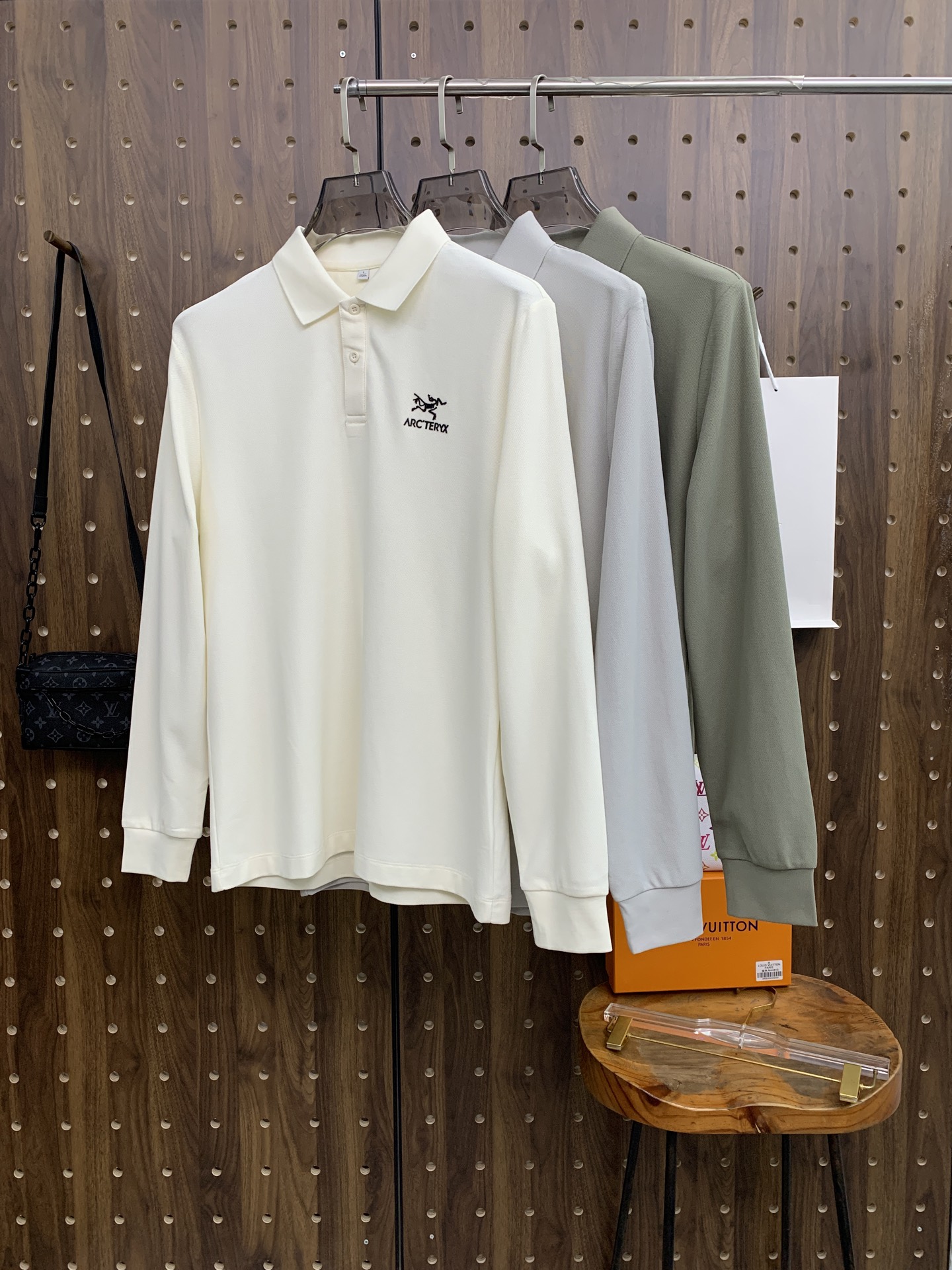 NO:608625,Archaeopteryx Autumn and Winter 25SS [New Product] New long-sleeved T-shirt polo, the highest version can be customized with high-end vermilion fabric, simple and fashionable style, the color-blocked threads are super beautiful!  Simple and elegant style with classic logo!  Full of high-end feel, can be worn in all seasons. Simple European style official website is selling sizes M-3XL, arc'teryx, tees, t-shirt, alexander wang19860909始祖鸟秋冬25SS【新品】新款长袖T恤polo,最高版本客供定制高端朱地面料简单时尚款,拼色螺纹超级好看！经典logo简单大方的款式！满满的高级感,四季可穿.简欧风格官网在售码数M-3XL,arc'teryx,tees，t-shirt,alexander wang,Men's clothing