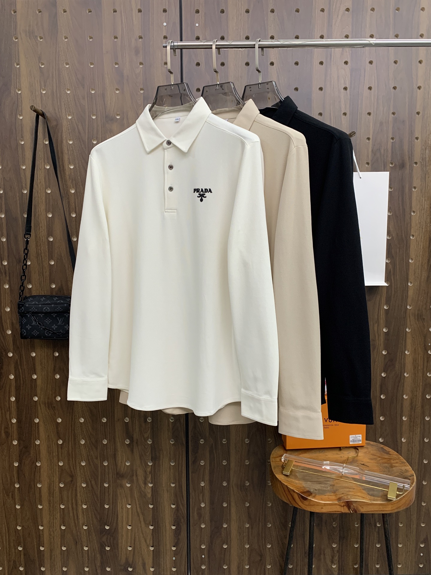 NO:608629,Prada Autumn and Winter 25SS [New Product] New long-sleeved T-shirt polo, the highest version can be customized with high-end rhubarb fabric, simple and fashionable style, the color-blocked threads are super beautiful!  Simple and elegant style with classic logo!  Full of high-end sense, can be worn in all seasons. Simple European style official website is selling sizes M-3XL, prada, tees, t-shirt, alexander wang19860909普拉达秋冬25SS【新品】新款长袖T恤polo,最高版本客供定制高端朱地面料简单时尚款,拼色螺纹超级好看！经典logo简单大方的款式！满满的高级感,四季可穿.简欧风格官网在售码数M-3XL,,prada,tees，t-shirt,alexander wang,Men's clothing