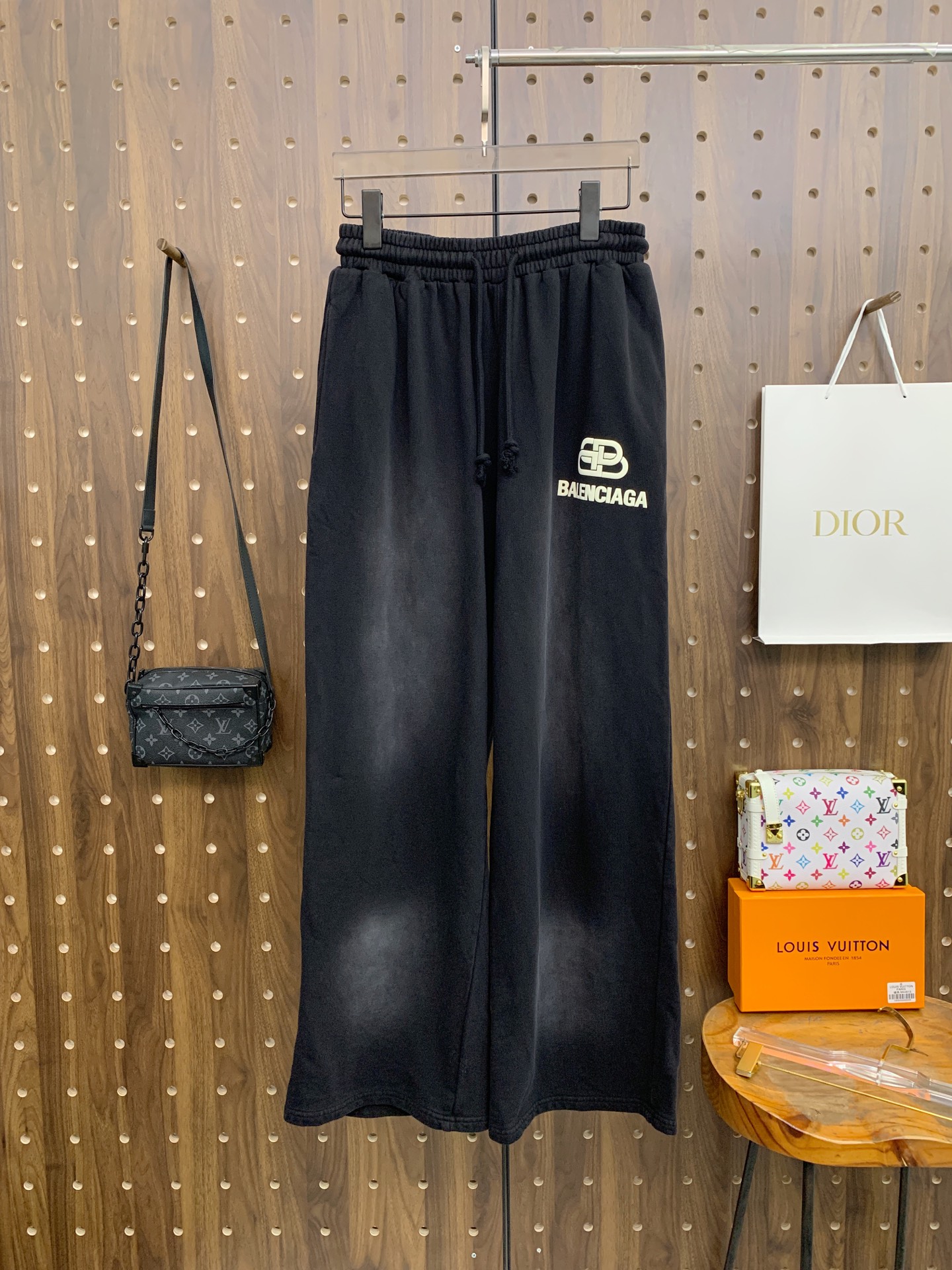 NO:608633,Balenciaga [New Product] Early Autumn 25ss Casual Pants golden classic appears again, original order high-quality fashionable casual pants. Super versatile style. Exclusive custom-made fabric, very wide and stylish, close-fitting and comfortable. Original custom-made counter latest hardware accessories. Super beautiful version, the upper body shows slender legs, the lining and routing are impeccable, you can attend any occasion, and once again emphasize that the fabric is very, very classy! Code number 29-38,,balenciaga,alexander wang19860909巴黎世家【新品】早秋25ss休闲裤金典再次出现,原单订制高品质时尚休闲裤.超级百搭款.独家定制面料,挺阔有型,贴身舒适.原版定制专柜最新五金辅料.超靓版型、上身显腿修长,內里,走线都无可挑剔,任何场合都可出席,再次强调面料非常非常显档次！码数 29-38,,balenciaga,alexander wang,Men's clothing