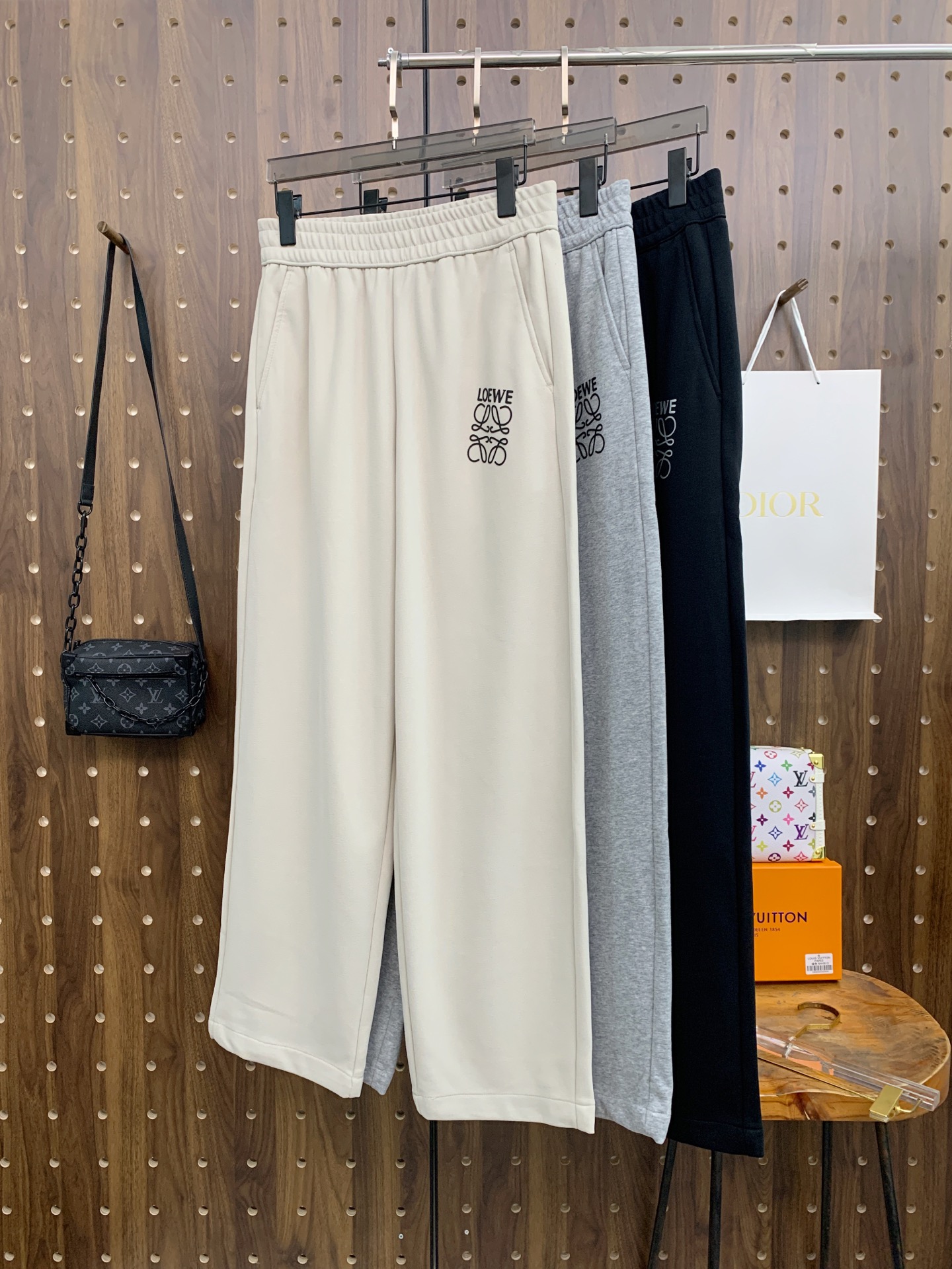 NO:608637,Luo Yiwei's [new product] early autumn 25ss casual pants golden classic appears again, original order high-quality fashionable casual pants. Super versatile. Exclusive custom-made fabrics, very wide and stylish, close-fitting and comfortable. The latest hardware accessories from the original custom counter. Super beautiful version, the upper body shows slender legs, the lining and routing are impeccable, you can attend any occasion, and once again emphasize that the fabric is very, very classy! Code number 29-38,,loewe,alexander wang19860909罗意威【新品】早秋25ss休闲裤金典再次出现,原单订制高品质时尚休闲裤.超级百搭款.独家定制面料,挺阔有型,贴身舒适.原版定制专柜最新五金辅料.超靓版型、上身显腿修长,內里,走线都无可挑剔,任何场合都可出席,再次强调面料非常非常显档次！码数 29-38,,loewe,alexander wang,Men's clothing