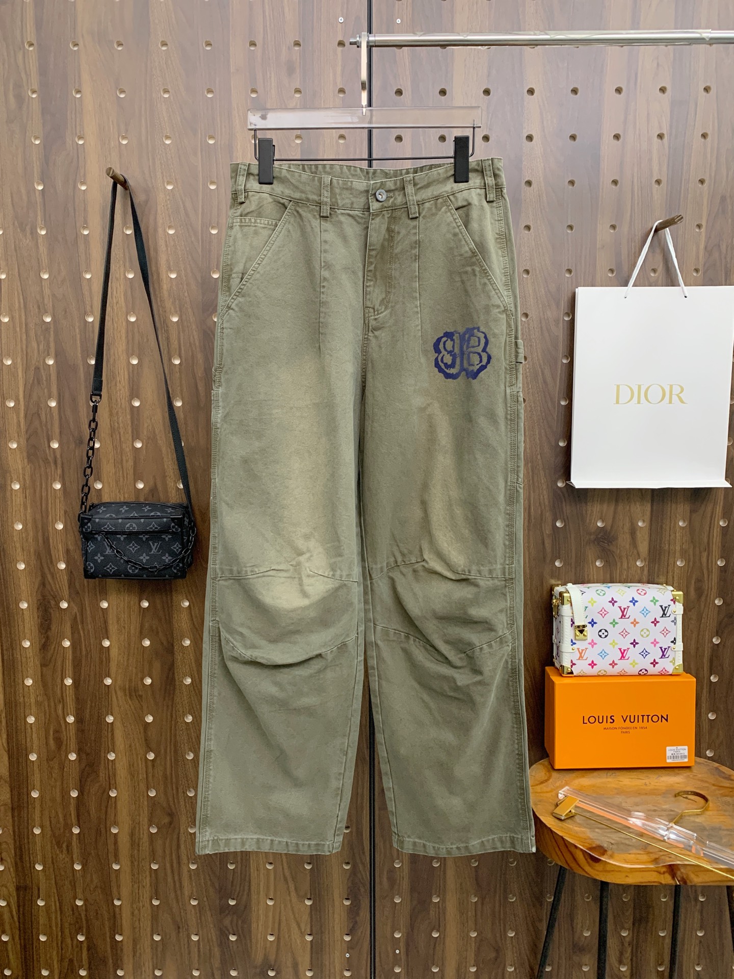NO:608649,Balenciaga [New Product] Early Autumn 25ss Casual Pants golden classic appears again, original order high-quality fashionable casual pants. Super versatile style. Exclusive custom-made fabric, very wide and stylish, close-fitting and comfortable. Original custom-made counter latest hardware accessories. Super beautiful version, the upper body shows slender legs, the lining and routing are impeccable, you can attend any occasion, and once again emphasize that the fabric is very, very classy! Code number 29-38,,balenciaga,alexander wang19860909巴黎世家【新品】早秋25ss休闲裤金典再次出现,原单订制高品质时尚休闲裤.超级百搭款.独家定制面料,挺阔有型,贴身舒适.原版定制专柜最新五金辅料.超靓版型、上身显腿修长,內里,走线都无可挑剔,任何场合都可出席,再次强调面料非常非常显档次！码数 29-38,,balenciaga,alexander wang,Men's clothing