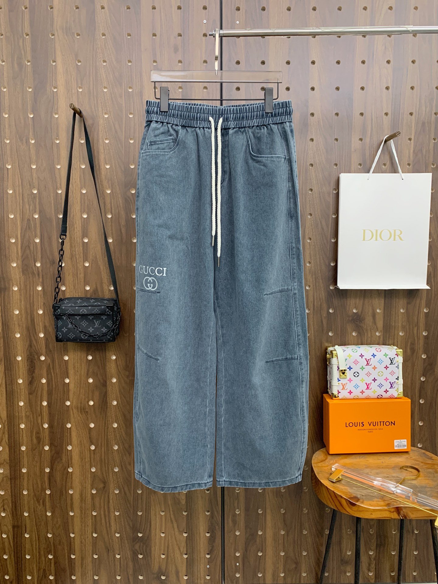 NO:608645,Gucci [New Product] Early Autumn 25ss Casual Pants golden classic appears again, original order high-quality fashionable casual pants. Super versatile style. Exclusive customized fabric, very wide and stylish, close-fitting and comfortable. Original customization counter latest hardware accessories. Super beautiful version, upper body shows slender legs, lining and routing are impeccable, can be attended in any occasion, once again emphasize that the fabric is very, very classy! Size 29-38,,gucci,alexander wang19860909古驰【新品】早秋25ss休闲裤金典再次出现,原单订制高品质时尚休闲裤.超级百搭款.独家定制面料,挺阔有型,贴身舒适.原版定制专柜最新五金辅料.超靓版型、上身显腿修长,內里,走线都无可挑剔,任何场合都可出席,再次强调面料非常非常显档次！码数 29-38,,gucci,alexander wang,Men's clothing