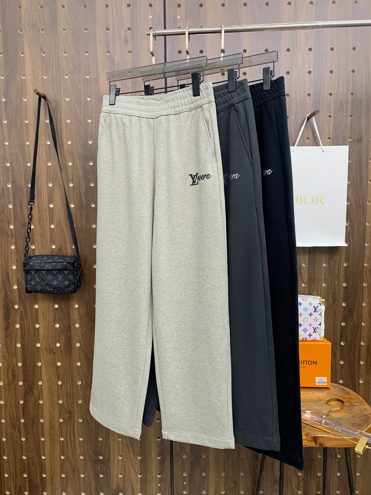 NO:608641,LV [New Product] Early Autumn 25ss Casual Pants golden classic appears again, original order high-quality fashionable casual pants. Super versatile style. Exclusive custom-made fabric, very wide and stylish, close-fitting and comfortable. The latest hardware accessories from the original custom counter. Super beautiful shape, the upper body shows slender legs, the lining and routing are impeccable, you can attend any occasion, and once again emphasize that the fabric is very, very classy! Code number 29-38,,louis vuitton,alexander wang19860909LV【新品】早秋25ss休闲裤金典再次出现,原单订制高品质时尚休闲裤.超级百搭款.独家定制面料,挺阔有型,贴身舒适.原版定制专柜最新五金辅料.超靓版型、上身显腿修长,內里,走线都无可挑剔,任何场合都可出席,再次强调面料非常非常显档次！码数 29-38,,louis vuitton,alexander wang,Men's clothing