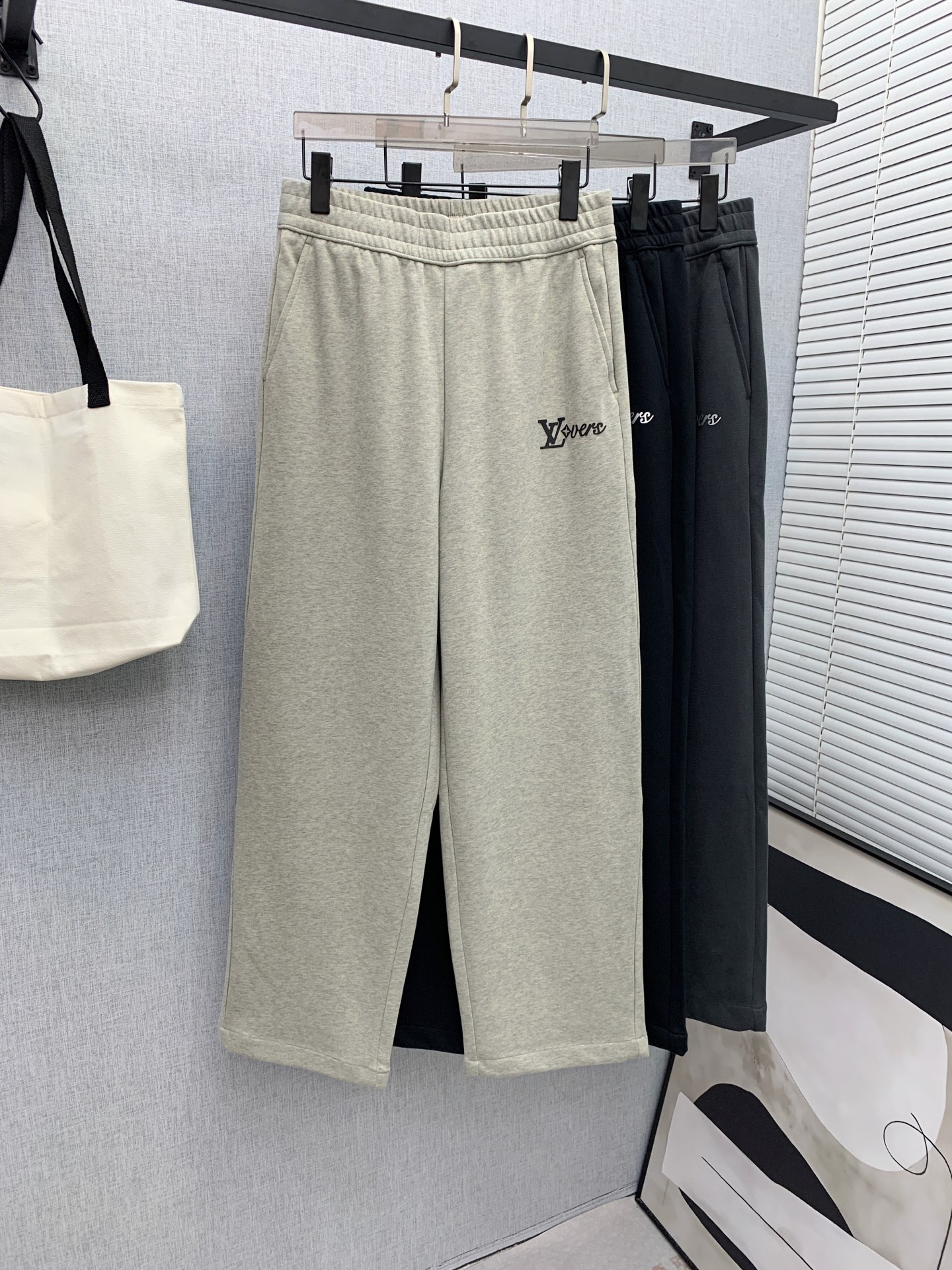 NO:598547,LV [New Product] Early Autumn 25ss Casual Pants golden classic appears again, original order high-quality fashionable casual pants. Super versatile style. Exclusive custom-made fabric, very wide and stylish, close-fitting and comfortable. The latest hardware accessories from the original custom counter. Super beautiful shape, the upper body shows slender legs, the lining and routing are impeccable, you can attend any occasion, and once again emphasize that the fabric is very, very classy! Code number 29-38,,louis vuitton,alexander wang19860909LV【新品】早秋25ss休闲裤金典再次出现,原单订制高品质时尚休闲裤.超级百搭款.独家定制面料,挺阔有型,贴身舒适.原版定制专柜最新五金辅料.超靓版型、上身显腿修长,內里,走线都无可挑剔,任何场合都可出席,再次强调面料非常非常显档次！码数 29-38,,louis vuitton,alexander wang,Men's clothing