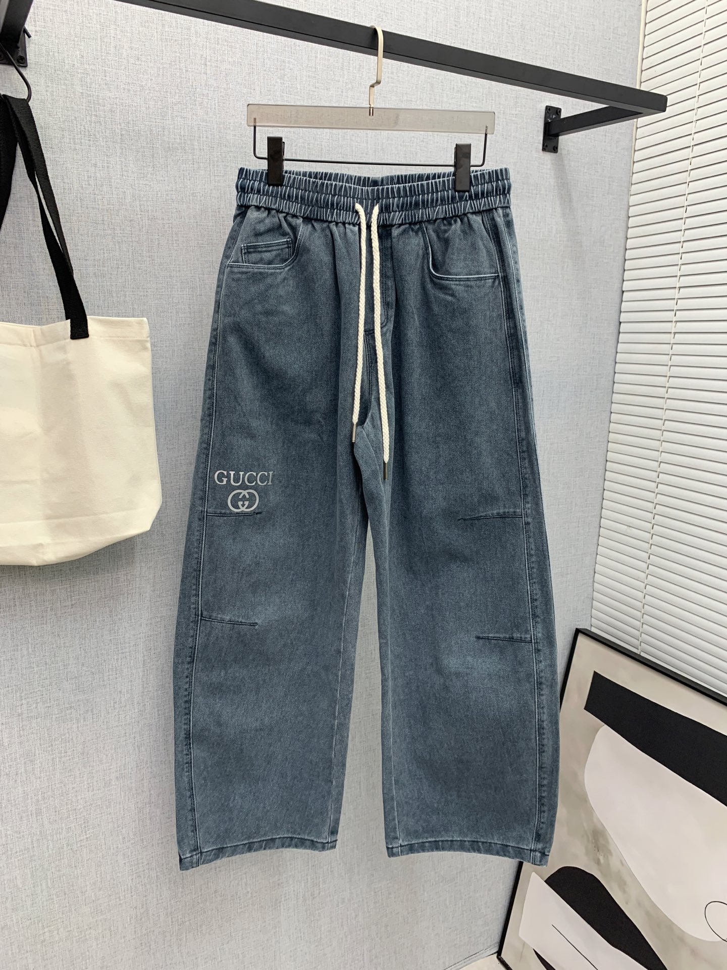 NO:598564,Gucci [New Product] Early Autumn 25ss Casual Pants golden classic appears again, original order high-quality fashionable casual pants. Super versatile style. Exclusive customized fabric, very wide and stylish, close-fitting and comfortable. Original customization counter latest hardware accessories. Super beautiful version, upper body shows slender legs, lining and routing are impeccable, can be attended in any occasion, once again emphasize that the fabric is very, very classy! Size 29-38,,gucci,alexander wang19860909古驰【新品】早秋25ss休闲裤金典再次出现,原单订制高品质时尚休闲裤.超级百搭款.独家定制面料,挺阔有型,贴身舒适.原版定制专柜最新五金辅料.超靓版型、上身显腿修长,內里,走线都无可挑剔,任何场合都可出席,再次强调面料非常非常显档次！码数 29-38,,gucci,alexander wang,Men's clothing