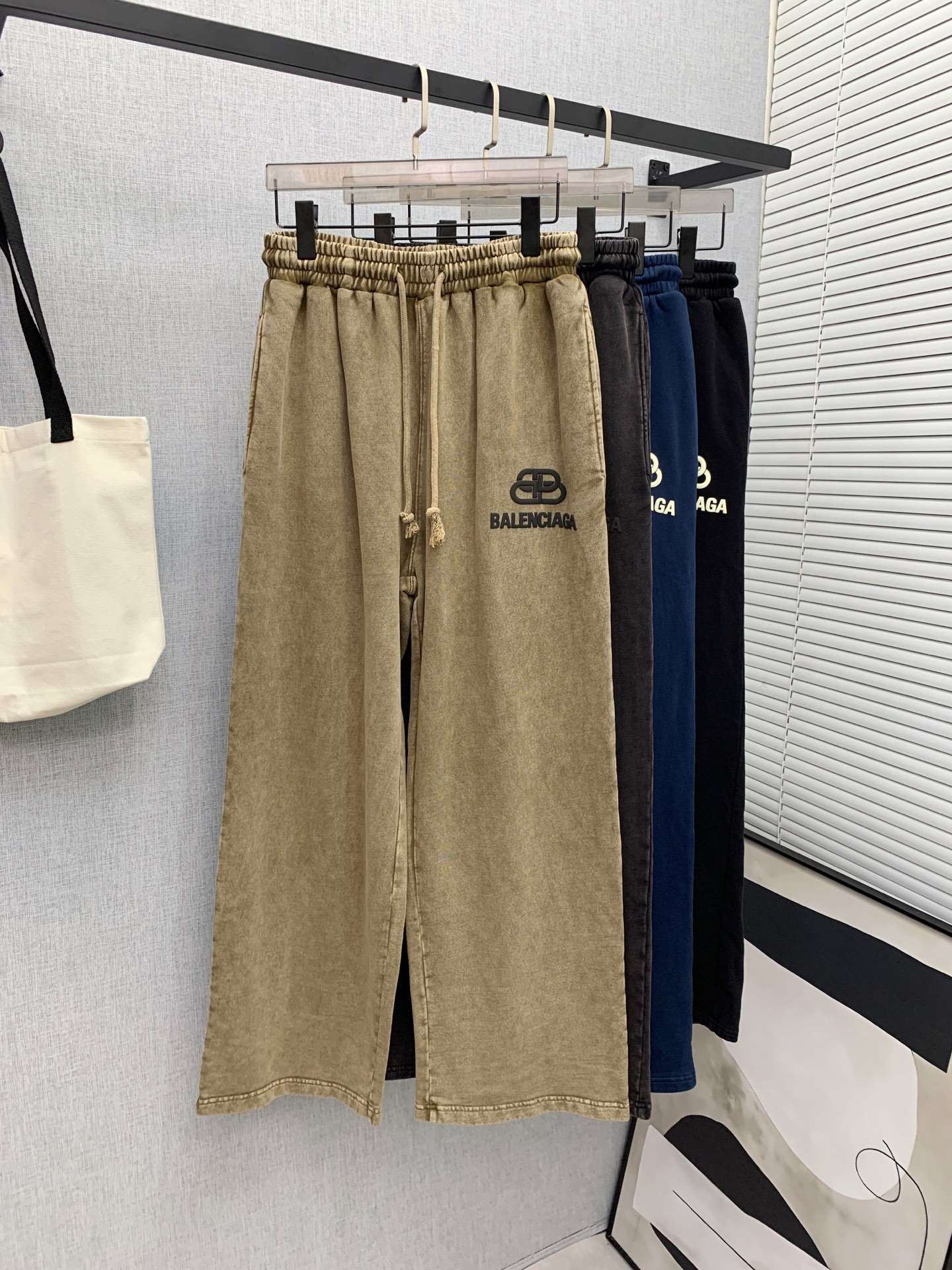 NO:598541,Balenciaga [New Product] Early Autumn 25ss Casual Pants golden classic appears again, original order high-quality fashionable casual pants. Super versatile style. Exclusive custom-made fabric, very wide and stylish, close-fitting and comfortable. Original custom-made counter latest hardware accessories. Super beautiful version, the upper body shows slender legs, the lining and routing are impeccable, you can attend any occasion, and once again emphasize that the fabric is very, very classy! Size S-2Xl,,balenciaga,alexander wang19860909巴黎世家【新品】早秋25ss休闲裤金典再次出现,原单订制高品质时尚休闲裤.超级百搭款.独家定制面料,挺阔有型,贴身舒适.原版定制专柜最新五金辅料.超靓版型、上身显腿修长,內里,走线都无可挑剔,任何场合都可出席,再次强调面料非常非常显档次！码数 S-2Xl,,balenciaga,alexander wang,Men's clothing