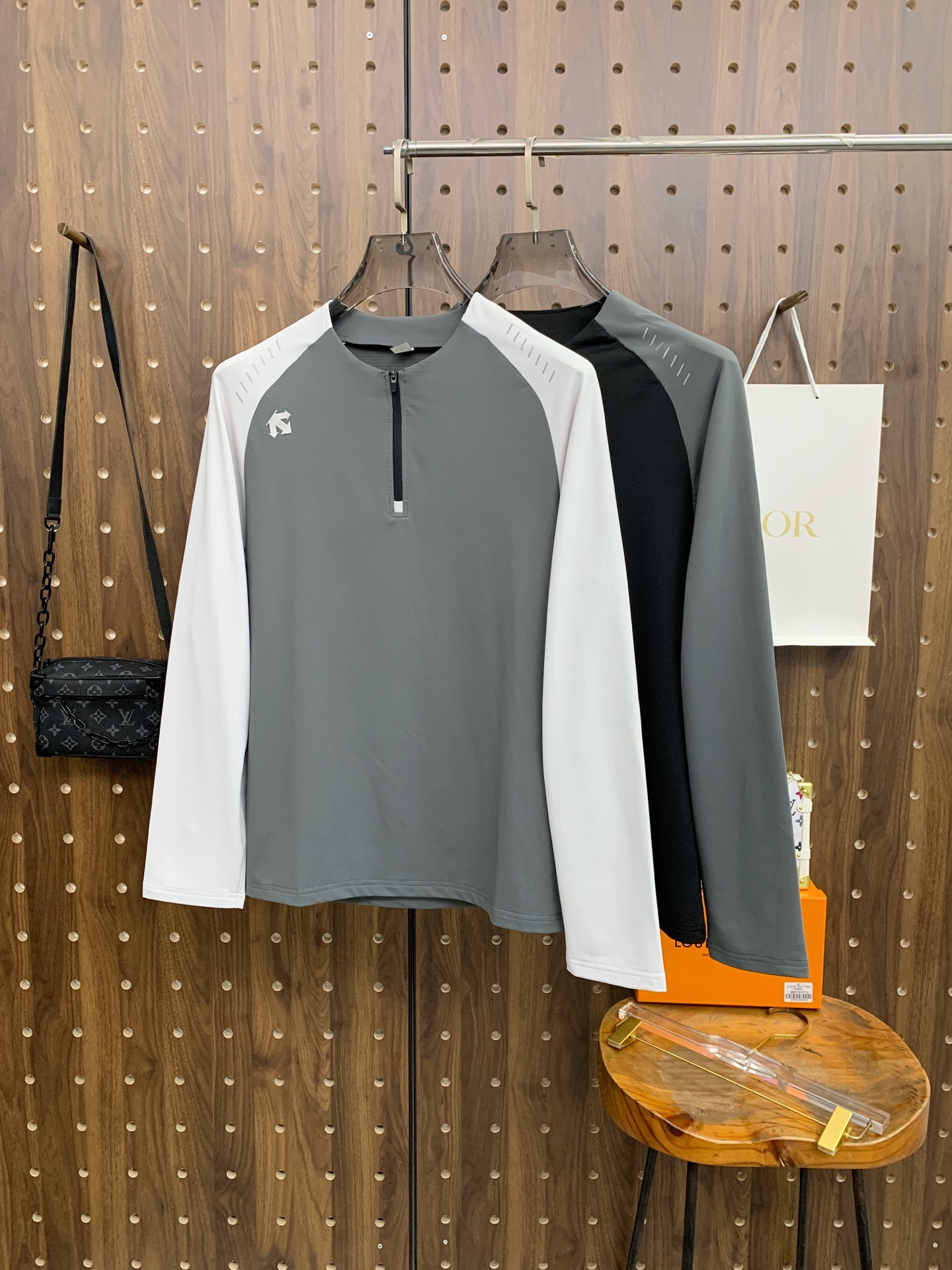 NO:608613,Descente Autumn and Winter 25SS [New Product] The highest version of the new long-sleeved round-neck T-shirt, custom-made high-end rhubarb fabric, simple and fashionable, the color-blocked threads are super beautiful!  Simple and elegant style with classic logo!  Full of high-end sense, can be worn in all seasons. Simple European style official website is selling sizes M-3XL, tees, t-shirts, alexander wang19860909迪桑特秋冬25SS【新品】新款长袖圆领T恤最高版本客供定制高端朱地面料简单时尚款,拼色螺纹超级好看！经典logo简单大方的款式！满满的高级感,四季可穿.简欧风格官网在售码数M-3XL,,tees，t-shirt,alexander wang,Men's clothing