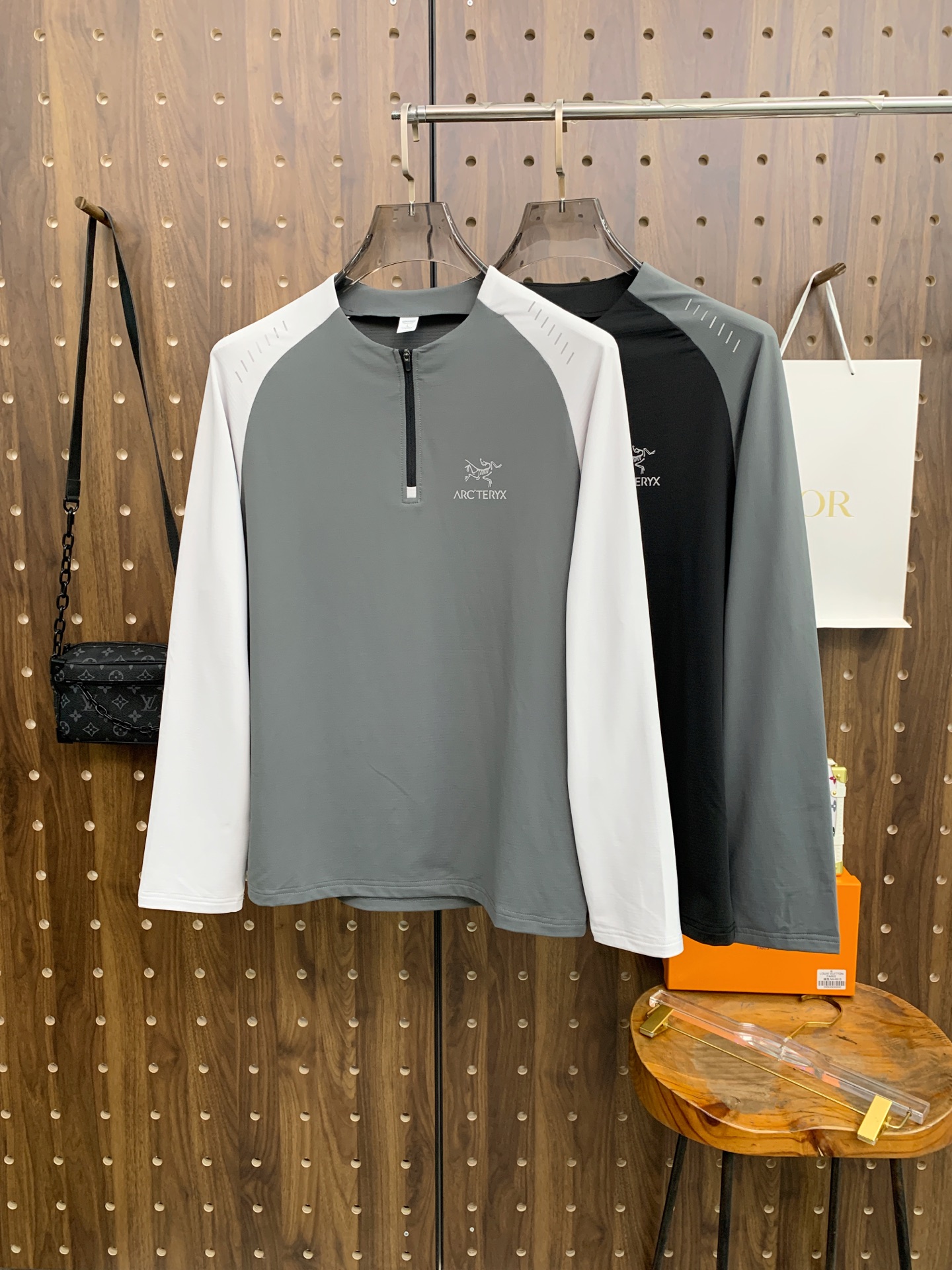 NO:608617,Arc'teryx Autumn and Winter 25SS [New Product] The highest version of the new long-sleeved round neck T-shirt is custom-made with high-end vermilion fabric, simple and fashionable, and the color-blocked threads are super beautiful!  Simple and elegant style with classic logo!  Full of high-end feel, can be worn in all seasons. Simple European style official website is selling sizes M-3XL, arc'teryx, tees, t-shirt, alexander wang19860909始祖鸟秋冬25SS【新品】新款长袖圆领T恤最高版本客供定制高端朱地面料简单时尚款,拼色螺纹超级好看！经典logo简单大方的款式！满满的高级感,四季可穿.简欧风格官网在售码数M-3XL,arc'teryx,tees，t-shirt,alexander wang,Men's clothing