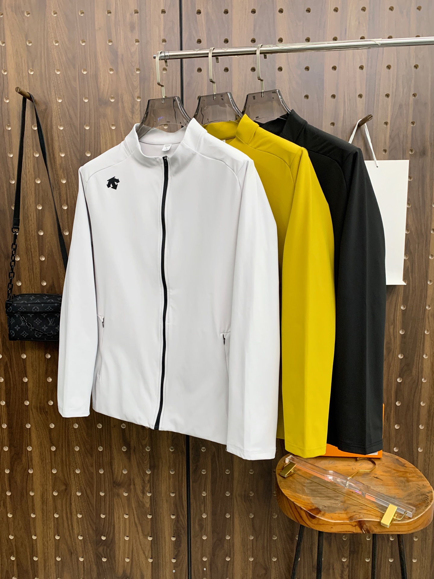 NO:608640,Descente 25ss early autumn [new product] windbreaker jacket hot style new casual fashion jacket autumn and winter counter!  Ultra-avant-garde design style, delicate and comfortable, very light to wear and not easy to wrinkle. Multiple craftsmanship. The overall design is quite visual. The upper body is casual and stylish, with a certain degree of stiffness. It is definitely at the forefront of fashion. It is recommended for urban leisure. Size M-3XL,,jackets & coats,jackets & coats,alexander wang19860909迪桑特25ss早秋【新品】风衣夹克外套爆款 秋冬专柜新款休闲时尚夹克外套！超前卫设计风格 细腻舒适 穿着非常轻便不易起皱.多重重工艺 整体的设计颇具视觉感,上身休闲有型,有一定的挺括度,绝对走在时尚最尖端的气质感推荐,都市休闲必备.码数M-3XL,,jackets & coats,jackets & coats,alexander wang,Men's clothing