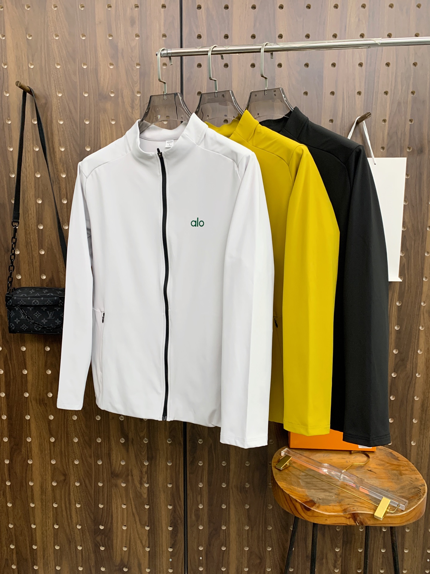 NO:608644,alo 25ss early autumn [new product] windbreaker jacket hot style new casual fashion jacket autumn and winter counter!  Ultra-avant-garde design style, delicate and comfortable, very light to wear and not easy to wrinkle. Multiple craftsmanship. The overall design is quite visual. The upper body is casual and stylish, with a certain degree of stiffness. It is definitely at the forefront of fashion. It is recommended for urban leisure. Size M-3XL,,jackets & coats,jackets & coats,alexander wang19860909alo 25ss早秋【新品】风衣夹克外套爆款 秋冬专柜新款休闲时尚夹克外套！超前卫设计风格 细腻舒适 穿着非常轻便不易起皱.多重重工艺 整体的设计颇具视觉感,上身休闲有型,有一定的挺括度,绝对走在时尚最尖端的气质感推荐,都市休闲必备.码数M-3XL,,jackets & coats,jackets & coats,alexander wang,Men's clothing