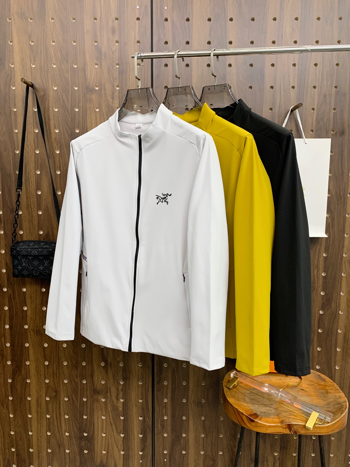 NO:608648,Arc'teryx 25ss Early Autumn [New Product] Windbreaker Jacket Hot Style New Casual Fashion Jacket at the Autumn and Winter Counter!  Ultra-avant-garde design style, delicate and comfortable, very light to wear and not easy to wrinkle. Multiple craftsmanship. The overall design is quite visual. The upper body is casual and stylish, with a certain degree of stiffness. It is definitely at the forefront of fashion. It is recommended for urban leisure. Size M-3XL, arc'teryx, jackets & coats, jackets & coats, alexander wang19860909始祖鸟25ss早秋【新品】风衣夹克外套爆款 秋冬专柜新款休闲时尚夹克外套！超前卫设计风格 细腻舒适 穿着非常轻便不易起皱.多重重工艺 整体的设计颇具视觉感,上身休闲有型,有一定的挺括度,绝对走在时尚最尖端的气质感推荐,都市休闲必备.码数M-3XL,arc'teryx,jackets & coats,jackets & coats,alexander wang,Men's clothing