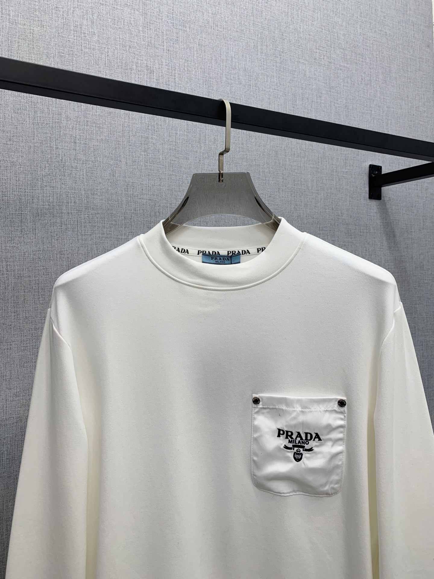 P普拉达25ss秋季【新品】新款贸易订单圆领长袖打底衫！长袖T恤网红款！上身舒适透气，不僵硬，整体有着丰