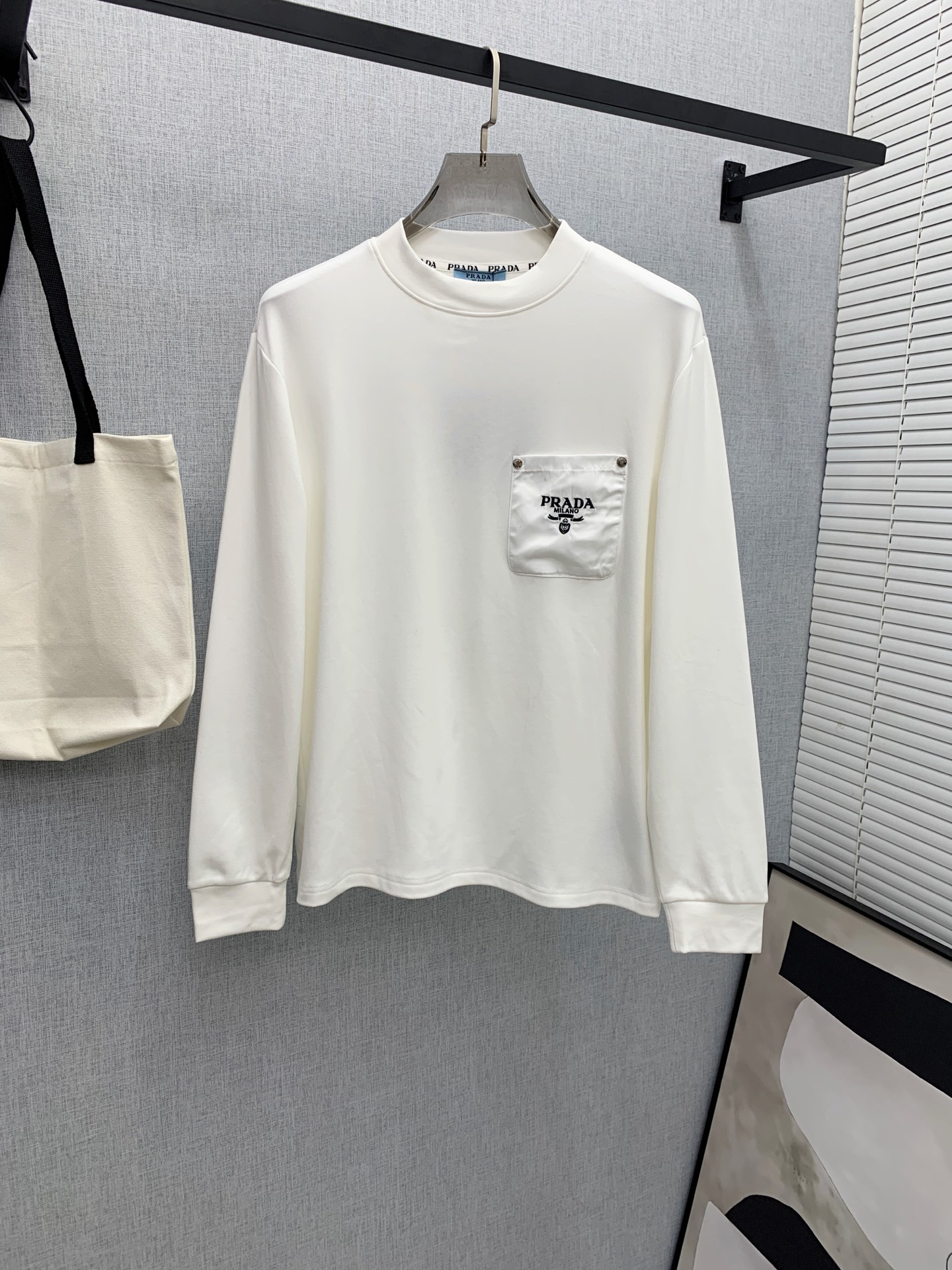 P普拉达25ss秋季【新品】新款贸易订单圆领长袖打底衫！长袖T恤网红款！上身舒适透气，不僵硬，整体有着丰