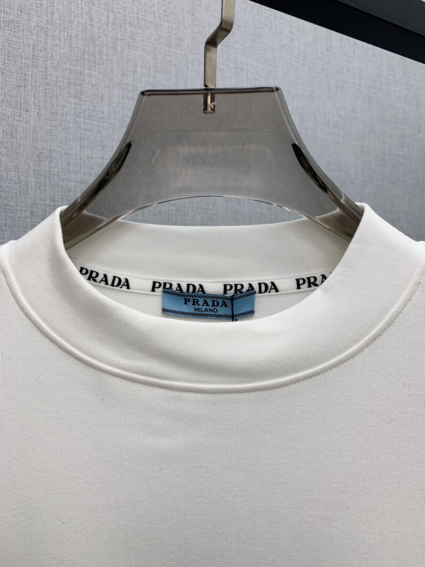 P普拉达25ss秋季【新品】新款贸易订单圆领长袖打底衫！长袖T恤网红款！上身舒适透气，不僵硬，整体有着丰