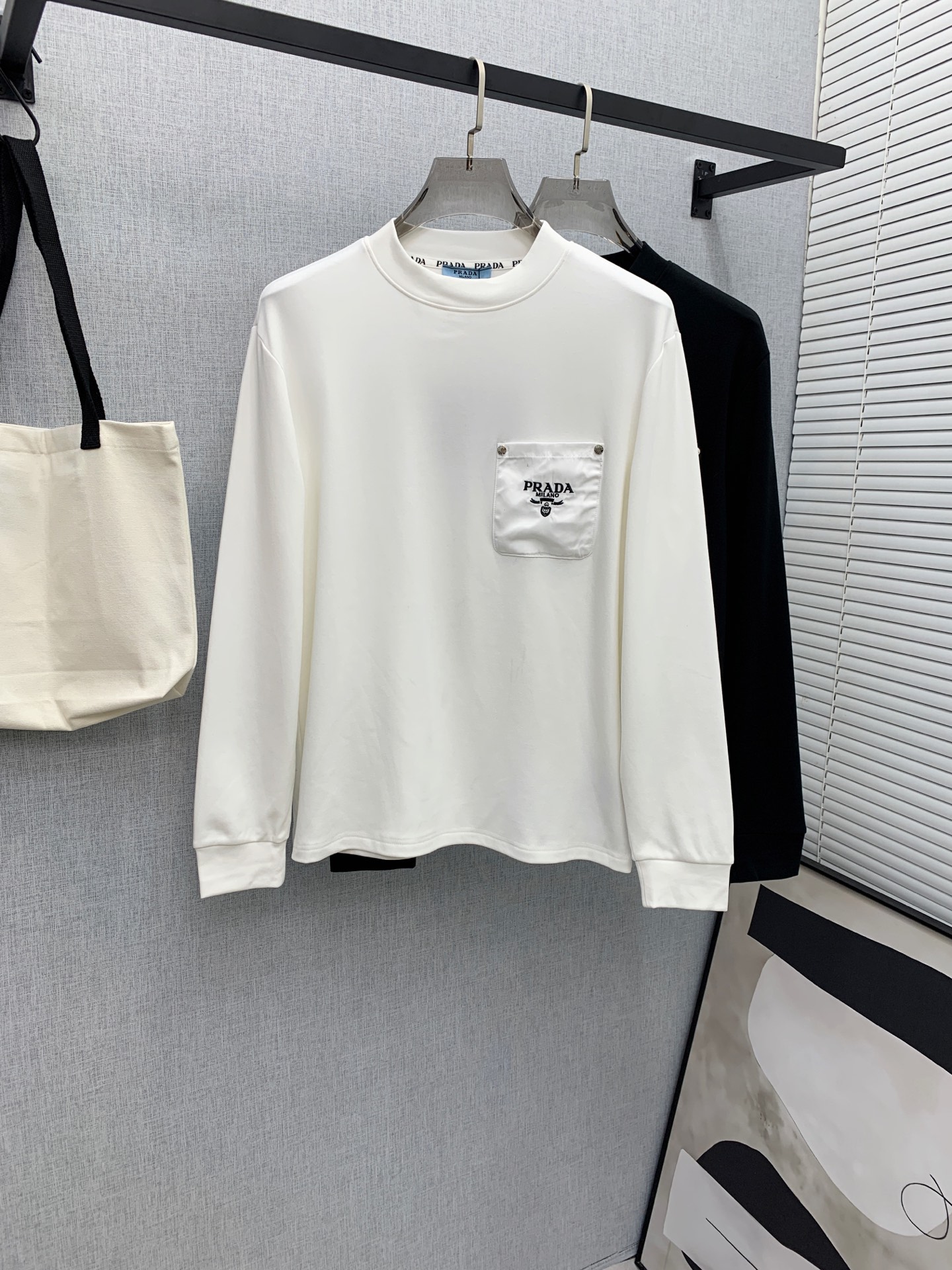 P普拉达25ss秋季【新品】新款贸易订单圆领长袖打底衫！长袖T恤网红款！上身舒适透气，不僵硬，整体有着丰