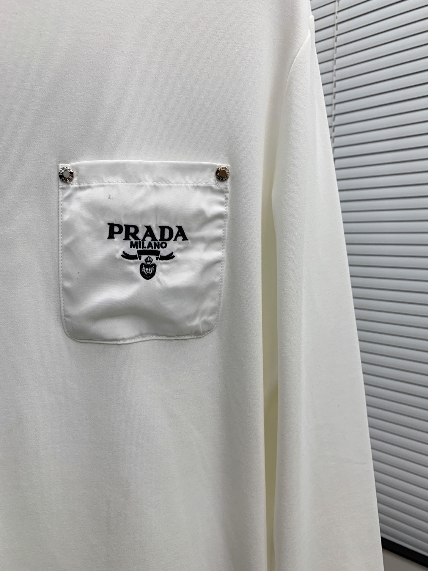 P普拉达25ss秋季【新品】新款贸易订单圆领长袖打底衫！长袖T恤网红款！上身舒适透气，不僵硬，整体有着丰