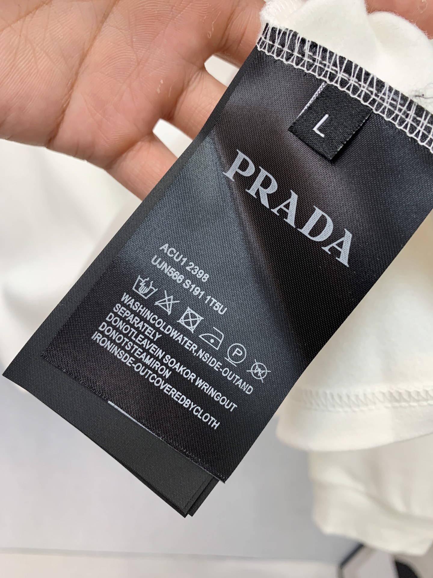 P普拉达25ss秋季【新品】新款贸易订单圆领长袖打底衫！长袖T恤网红款！上身舒适透气，不僵硬，整体有着丰