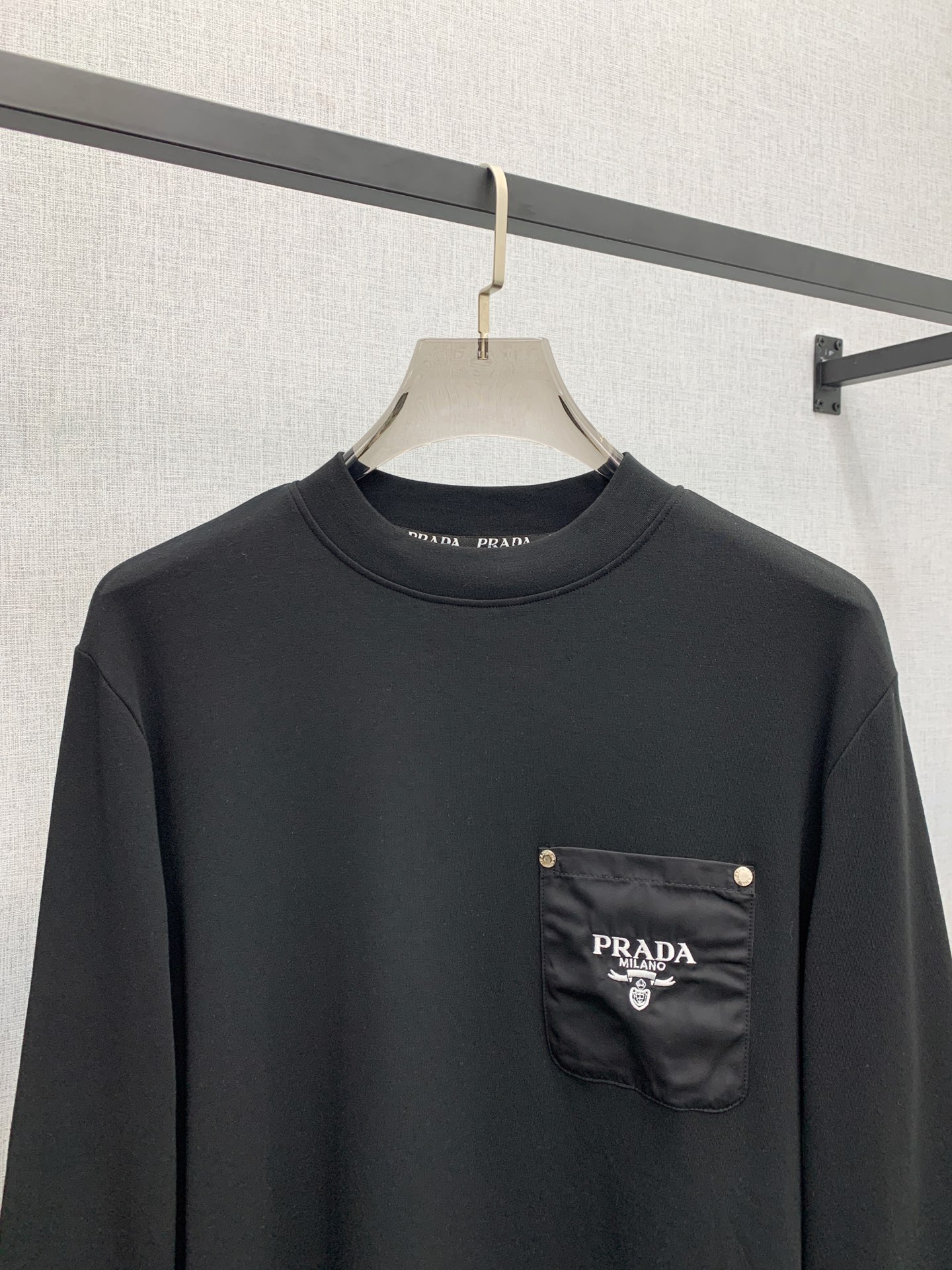 P普拉达25ss秋季【新品】新款贸易订单圆领长袖打底衫！长袖T恤网红款！上身舒适透气，不僵硬，整体有着丰