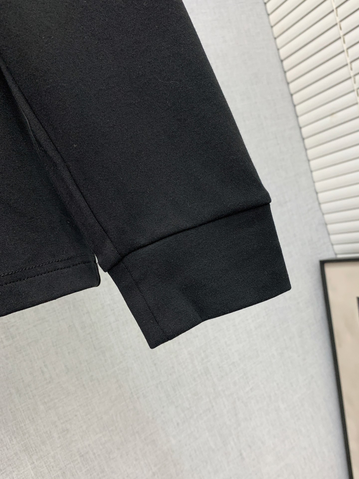 P巴宝莉25ss秋季【新品】新款贸易订单圆领长袖打底衫！长袖T恤网红款！上身舒适透气，不僵硬，整体有着丰