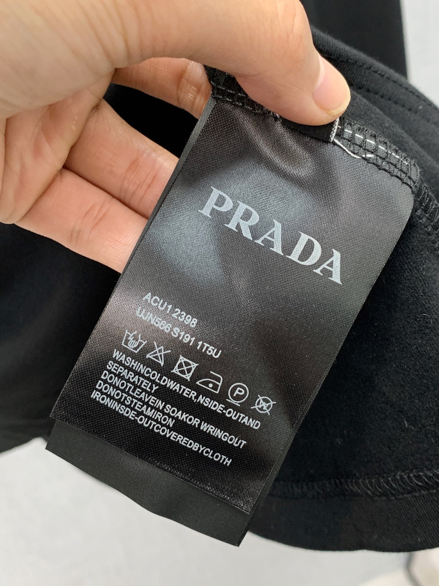 P普拉达25ss秋季【新品】新款贸易订单圆领长袖打底衫！长袖T恤网红款！上身舒适透气，不僵硬，整体有着丰