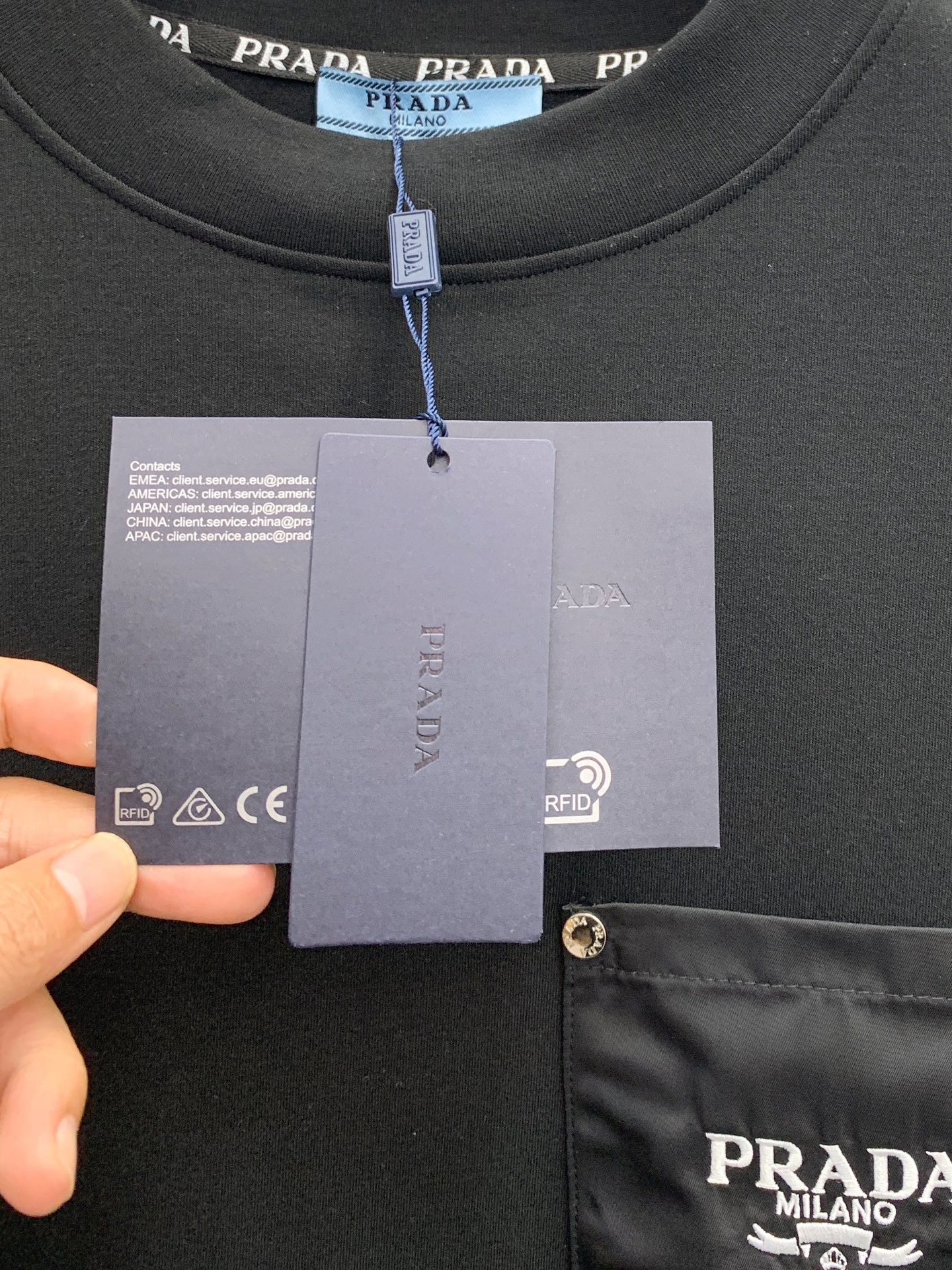 P普拉达25ss秋季【新品】新款贸易订单圆领长袖打底衫！长袖T恤网红款！上身舒适透气，不僵硬，整体有着丰