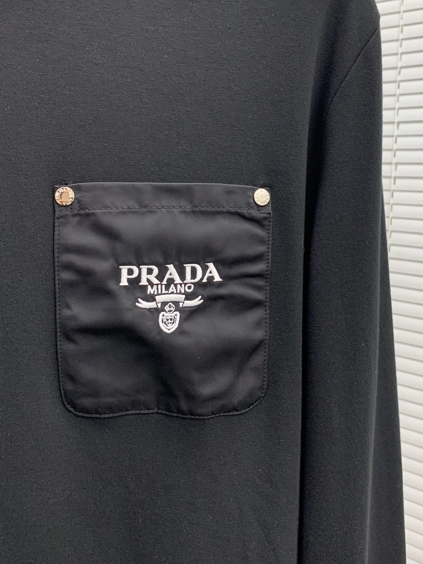 P普拉达25ss秋季【新品】新款贸易订单圆领长袖打底衫！长袖T恤网红款！上身舒适透气，不僵硬，整体有着丰