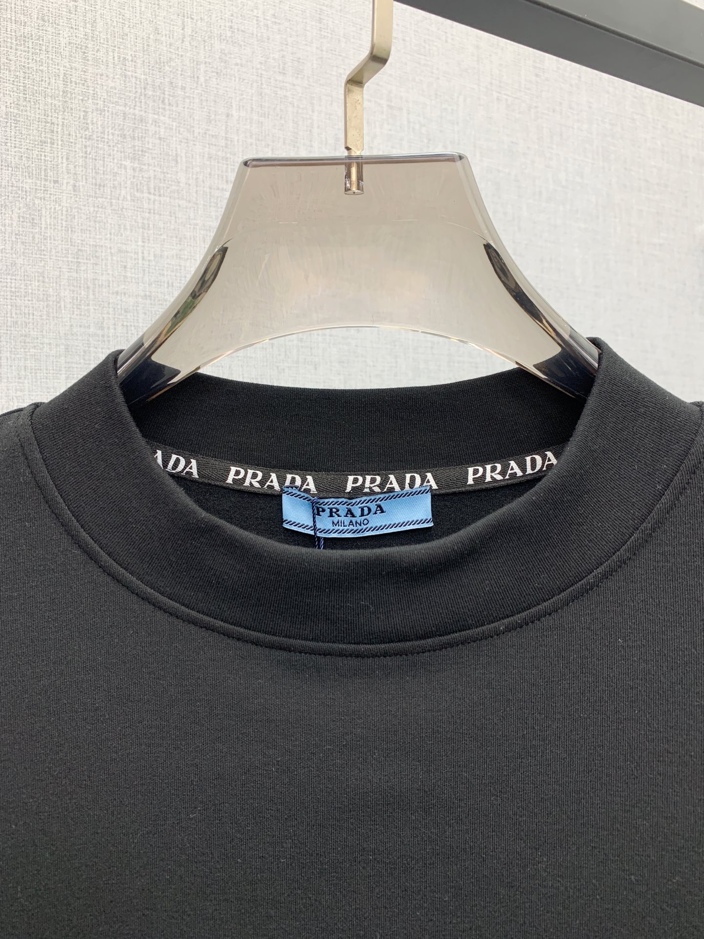 P普拉达25ss秋季【新品】新款贸易订单圆领长袖打底衫！长袖T恤网红款！上身舒适透气，不僵硬，整体有着丰