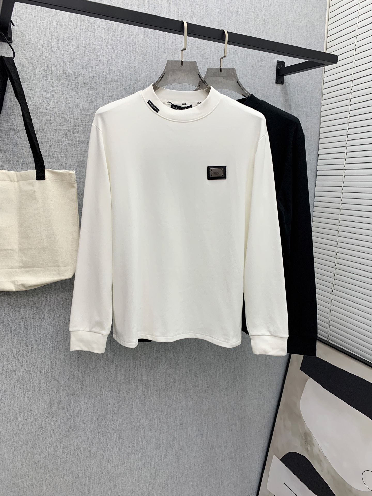 NO:662570,Dolce & Gabbana 25ss autumn [new product] new trade order round neck long-sleeved bottoming shirt!  Long-sleeved T-shirt internet celebrity style!  The upper body is comfortable and breathable, not stiff, and has a rich three-dimensional sense. Quality export order meets the simple needs of commuters. The upper body effect is very good, slimming, and not picky about the figure. The fabric workmanship... is impeccable. Good craftsmanship and good fabrics can make you wear a good taste. A must-have item. Size S-2XL, Dolce&Gabbana, tees, t-shirt,  19860909杜嘉班纳25ss秋季【新品】新款贸易订单圆领长袖打底衫！长袖T恤网红款！上身舒适透气,不僵硬,整体有着丰富的立体感,品质出口订单,满足通勤人们对于着装的简约需求,上身效果很好,显瘦,不挑剔身材.面料做工....无可挑剔,好工艺好面料才能穿出好品味一款,人手必备单品 码数S-2XL,,Dolce&Gabbana,tees，t-shirt, ,Men's clothing