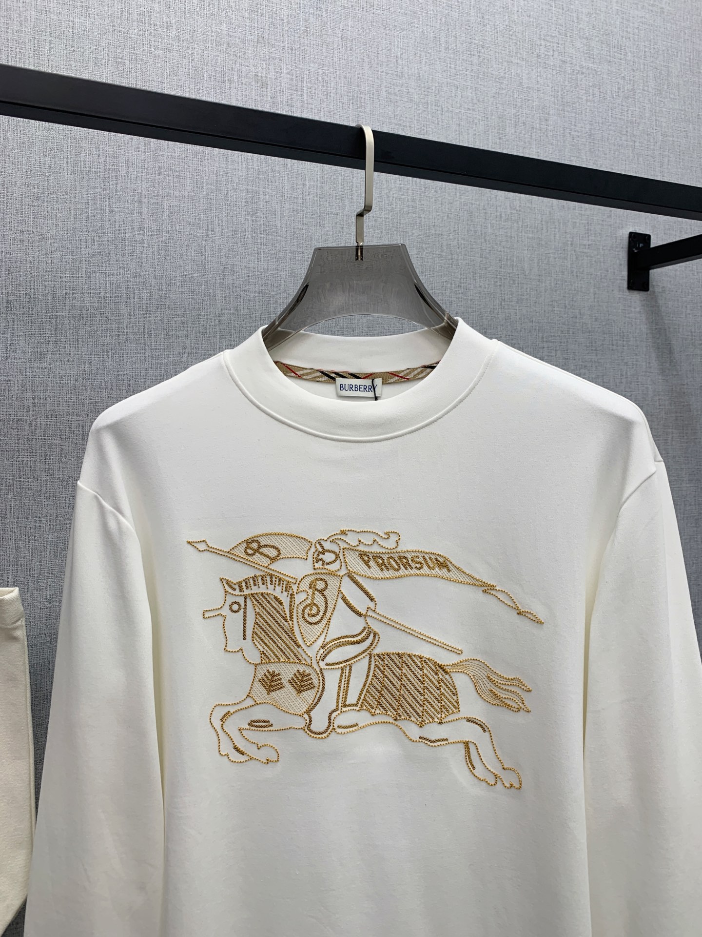 P巴宝莉25ss秋季【新品】新款贸易订单圆领长袖打底衫！长袖T恤网红款！上身舒适透气，不僵硬，整体有着丰