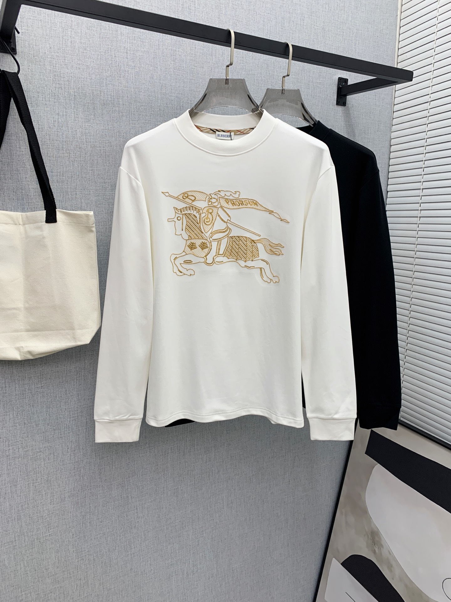 NO:662575,Burberry 25ss autumn [new product] new trade order round neck long-sleeved bottoming shirt!  Long-sleeved T-shirt internet celebrity style!  The upper body is comfortable and breathable, not stiff, and the whole body has a rich three-dimensional sense. It is a high-quality export order that meets the simple needs of commuters. The upper body effect is very good, slimming, and not picky about the figure. The fabric workmanship... is impeccable. Only good craftsmanship and good fabrics can make you wear a good taste. A must-have item. Size S-2XL, burberry, tees, t-shirt,  19860909巴宝莉25ss秋季【新品】新款贸易订单圆领长袖打底衫！长袖T恤网红款！上身舒适透气,不僵硬,整体有着丰富的立体感,品质出口订单,满足通勤人们对于着装的简约需求,上身效果很好,显瘦,不挑剔身材.面料做工....无可挑剔,好工艺好面料才能穿出好品味一款,人手必备单品 码数S-2XL,,burberry,tees，t-shirt, ,Men's clothing