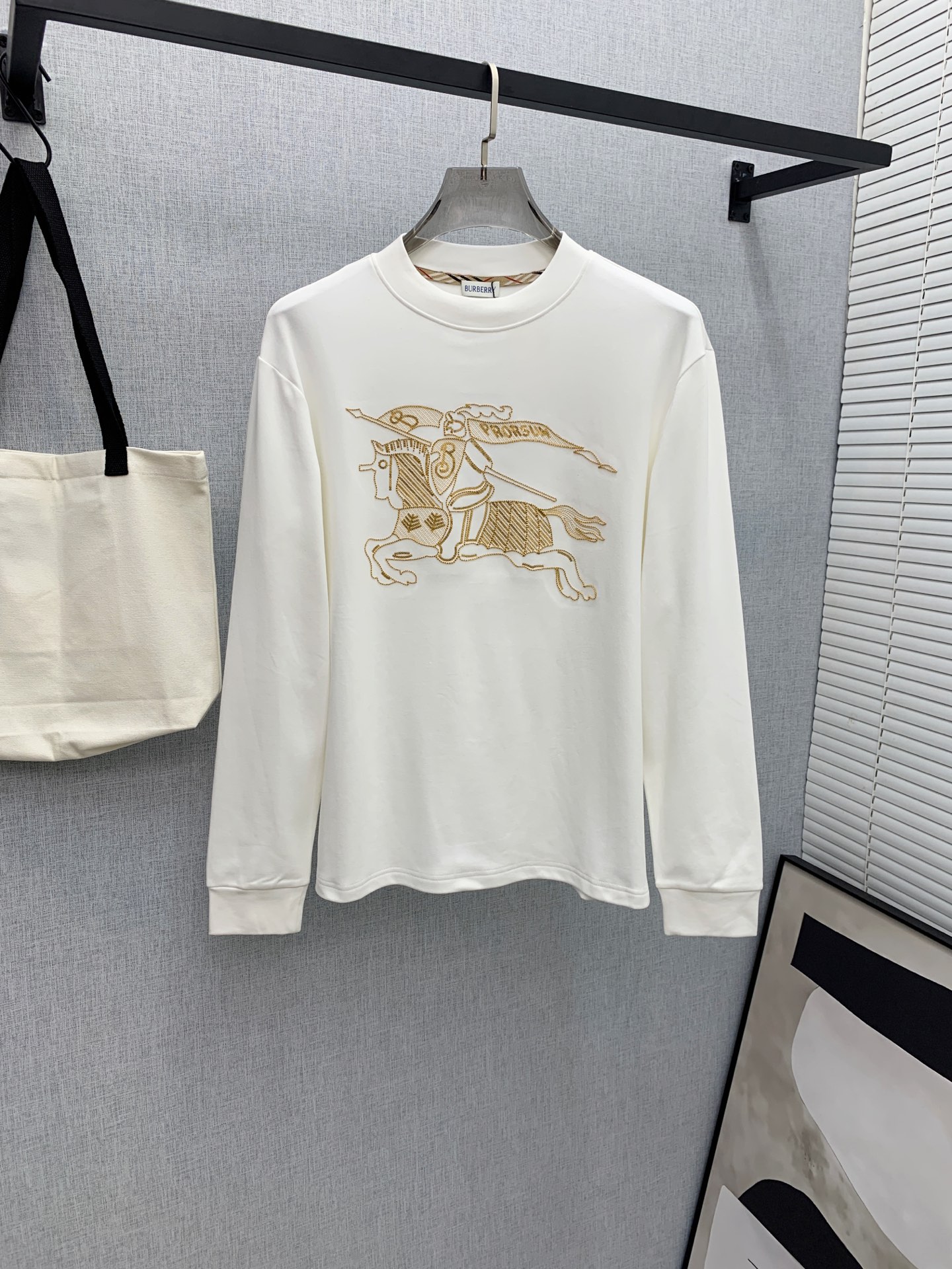 P巴宝莉25ss秋季【新品】新款贸易订单圆领长袖打底衫！长袖T恤网红款！上身舒适透气，不僵硬，整体有着丰